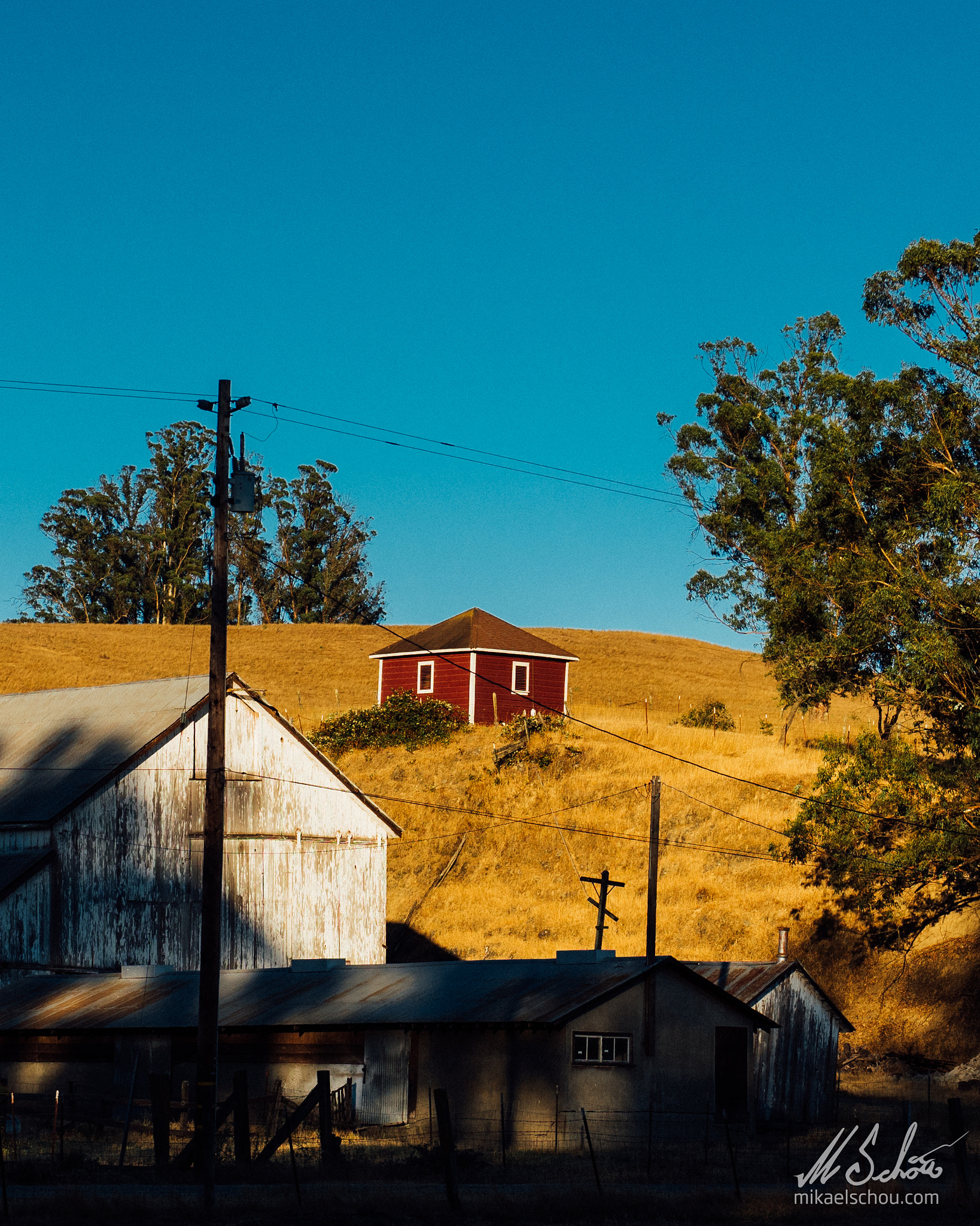 Olympus OM-D E-M5 II + Panasonic Leica DG Nocticron 42.5mm F1.2 ASPH OIS sample photo. Barn house photography