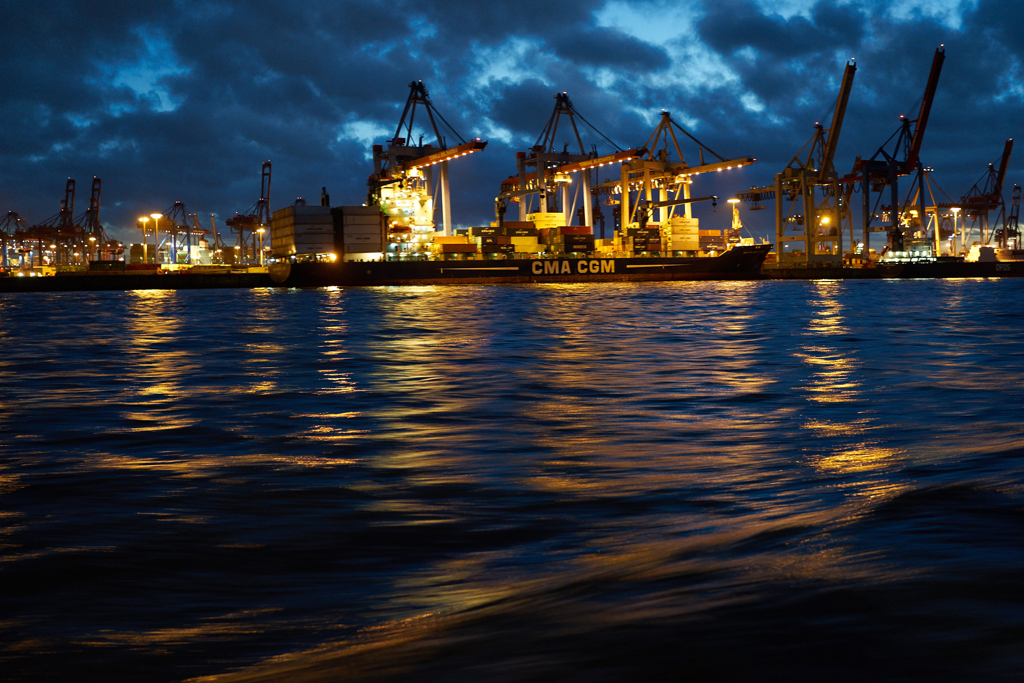 Sony a7R + Sony Distagon T* FE 35mm F1.4 ZA sample photo. Hamburg ferry photography