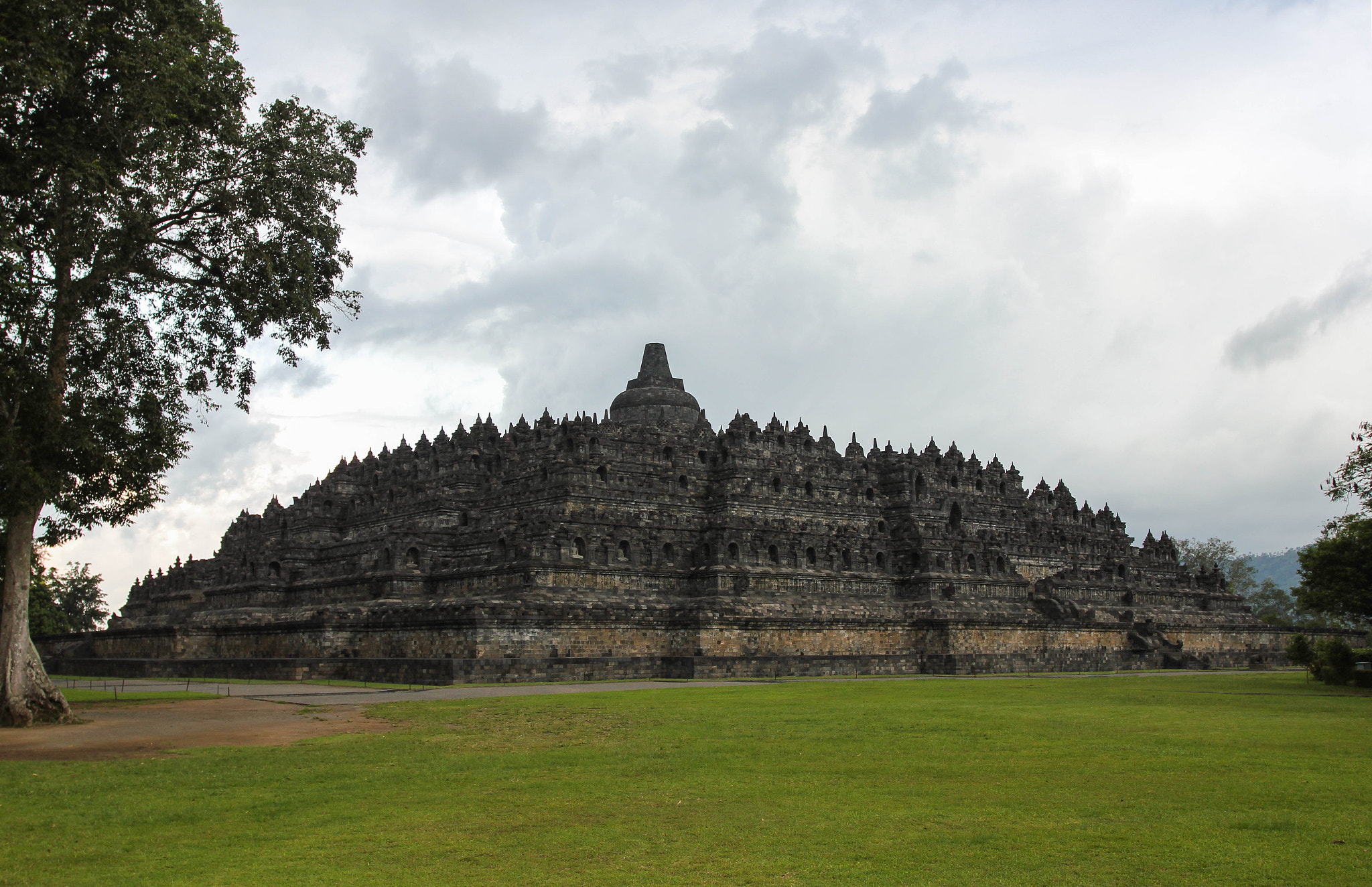 Canon EOS 550D (EOS Rebel T2i / EOS Kiss X4) + Canon EF 17-40mm F4L USM sample photo. Borobudur photography