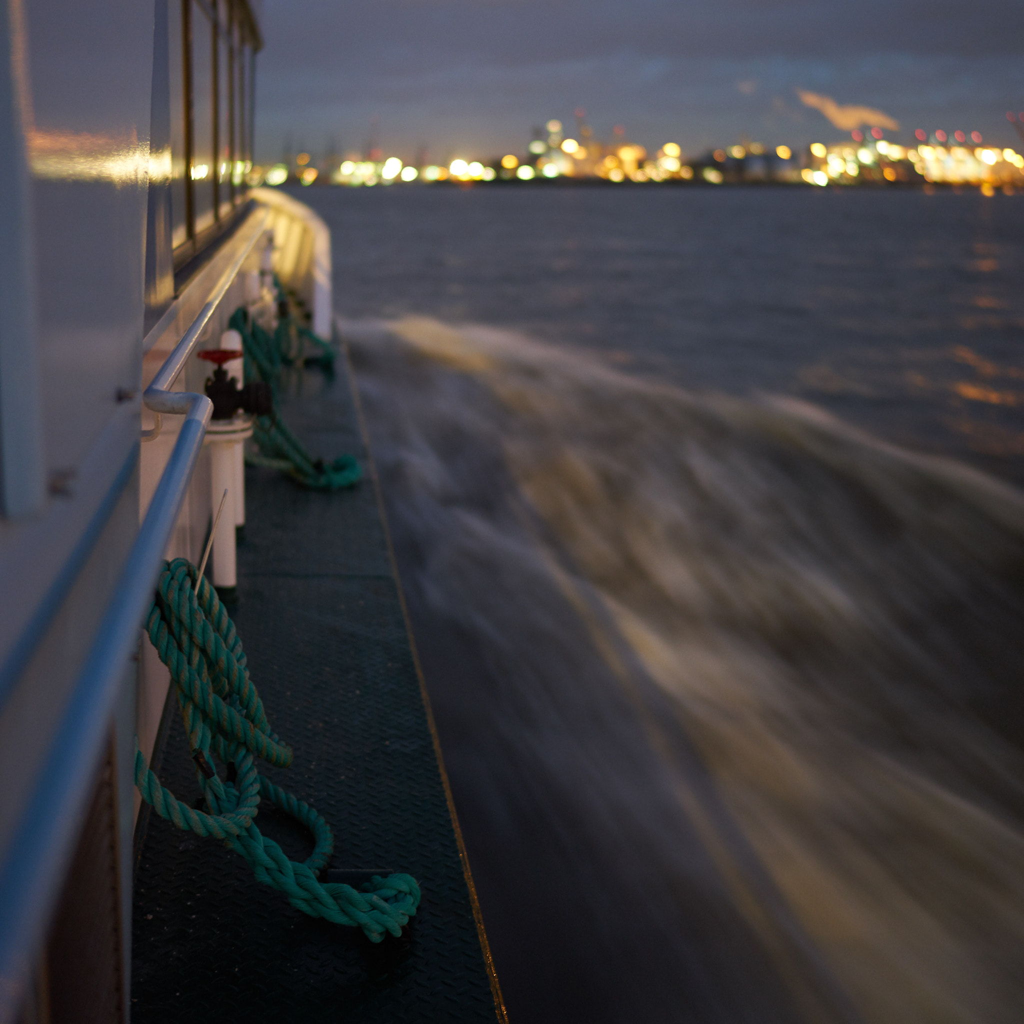 Sony a7R + Sony Distagon T* FE 35mm F1.4 ZA sample photo. Hamburg ferry photography