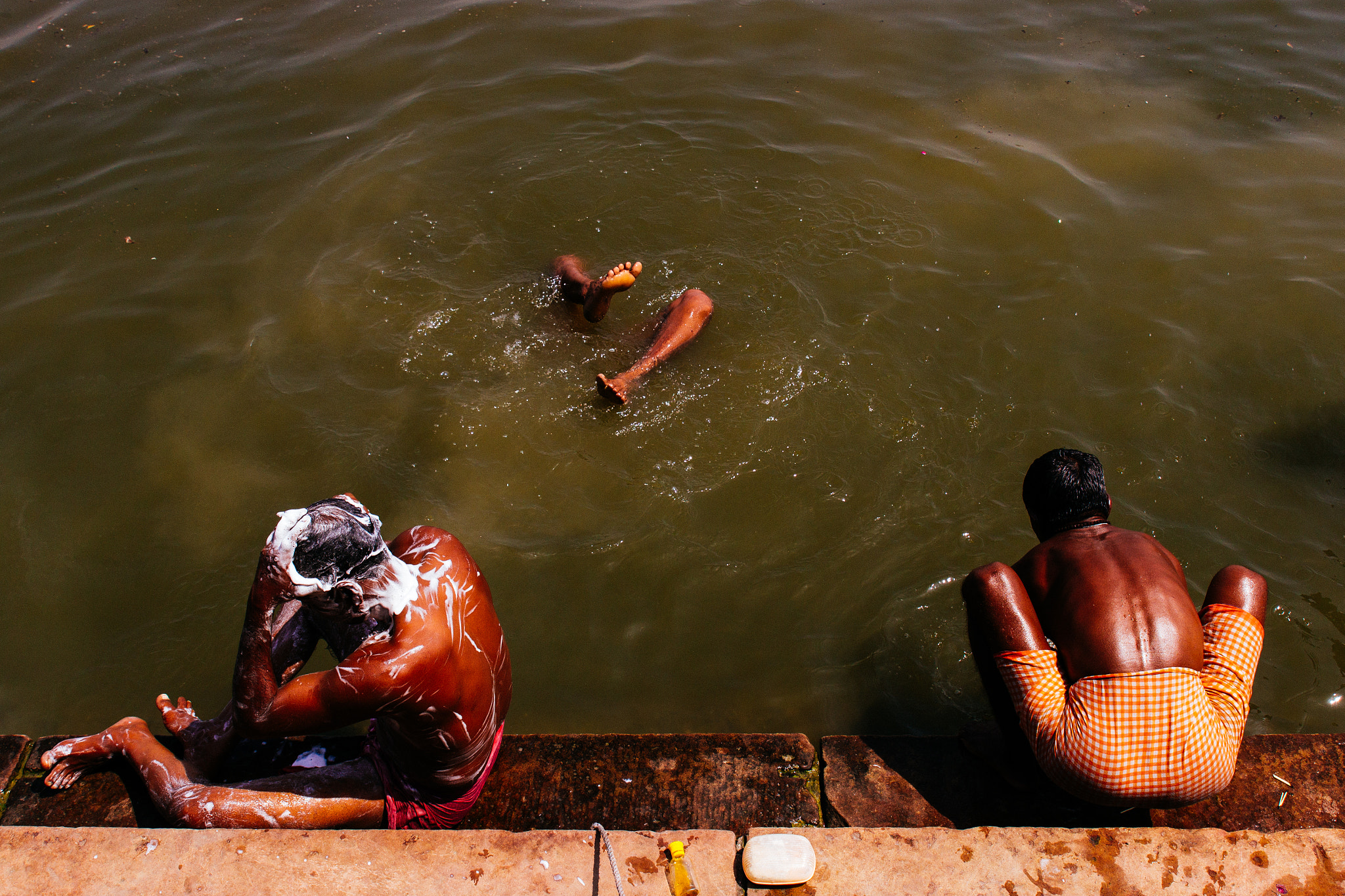 Canon EOS 600D (Rebel EOS T3i / EOS Kiss X5) + Sigma 24-70mm F2.8 EX DG Macro sample photo. Bathing ghats photography