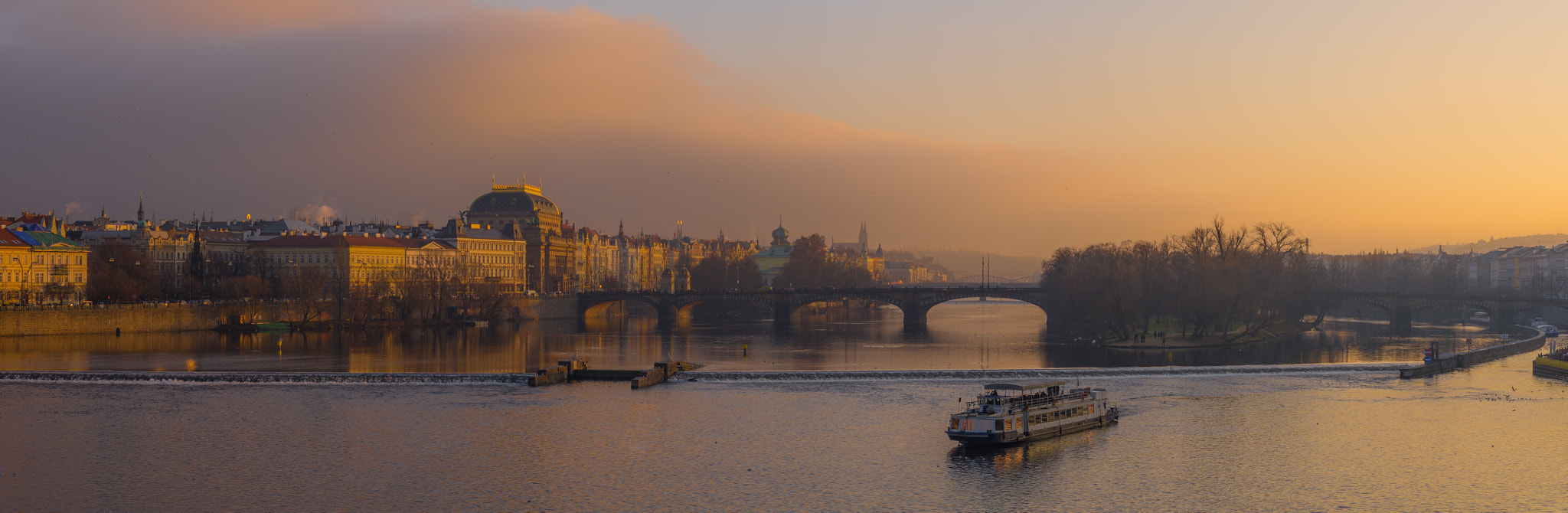 Pentax K-5 + smc PENTAX-F MACRO 50mm F2.8 sample photo. Vltava before sunset photography