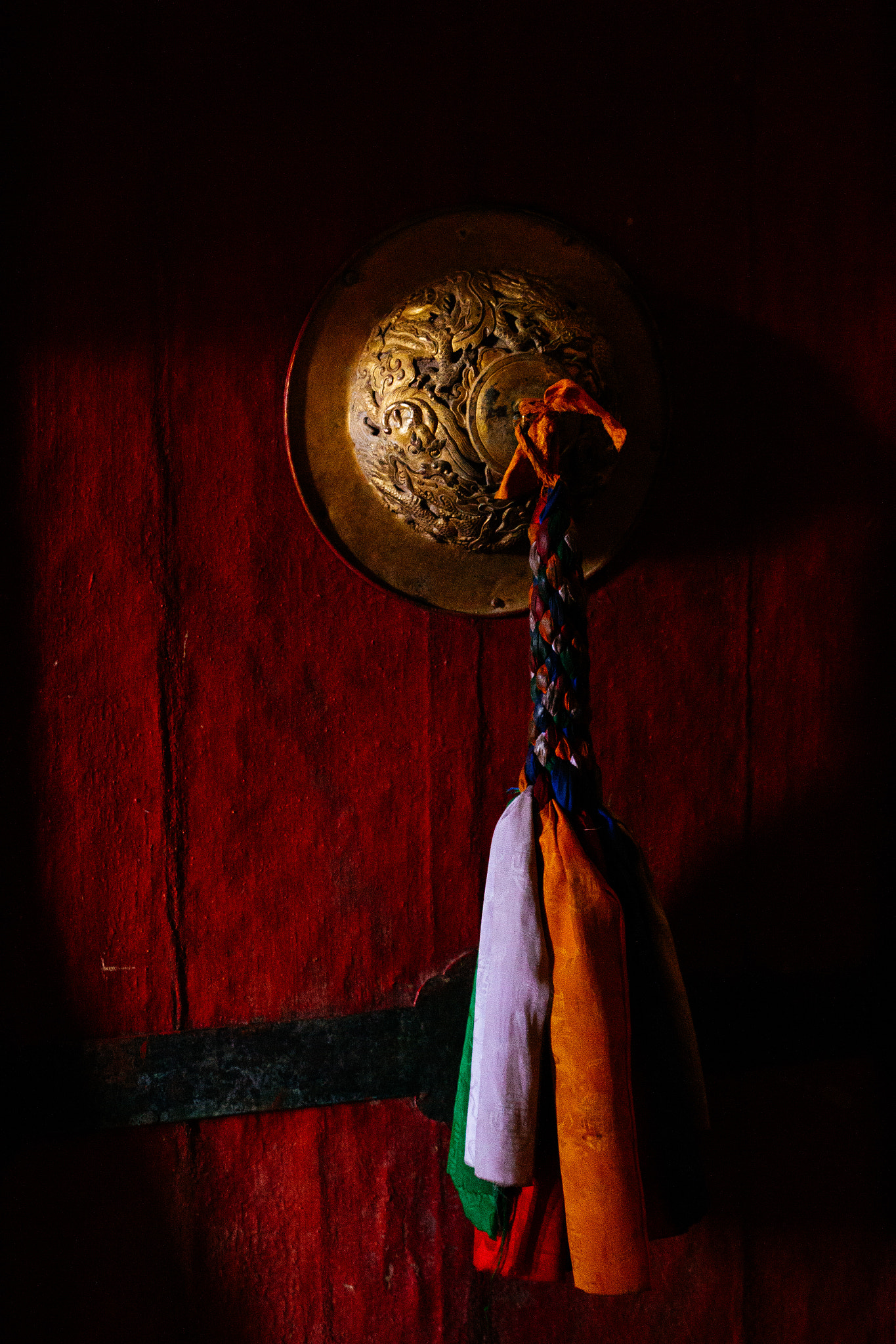 Canon EOS 600D (Rebel EOS T3i / EOS Kiss X5) + Sigma 24-70mm F2.8 EX DG Macro sample photo. Temple door photography