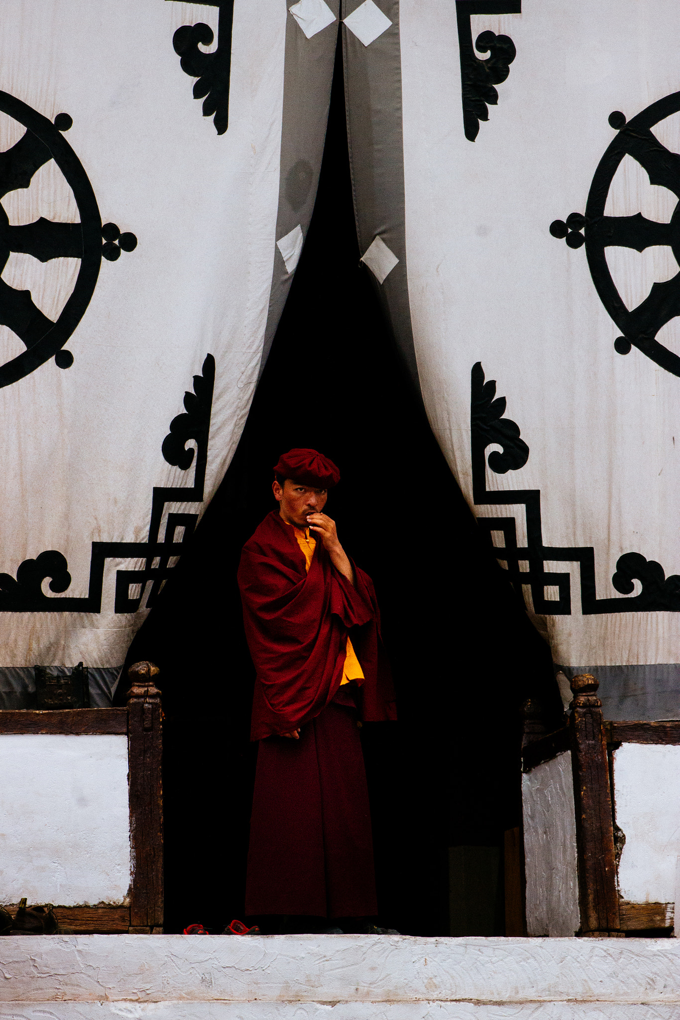 Canon EOS 600D (Rebel EOS T3i / EOS Kiss X5) + Sigma 24-70mm F2.8 EX DG Macro sample photo. \\monk in doorway photography