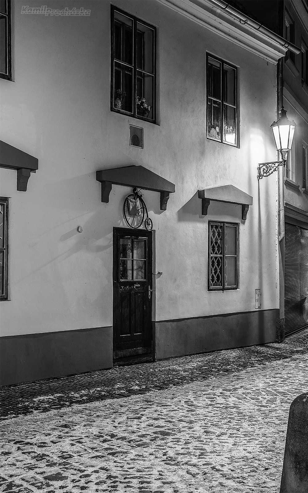 Sigma 18-200mm f/3.5-6.3 DC OS sample photo. Dům na novém světě bw photography