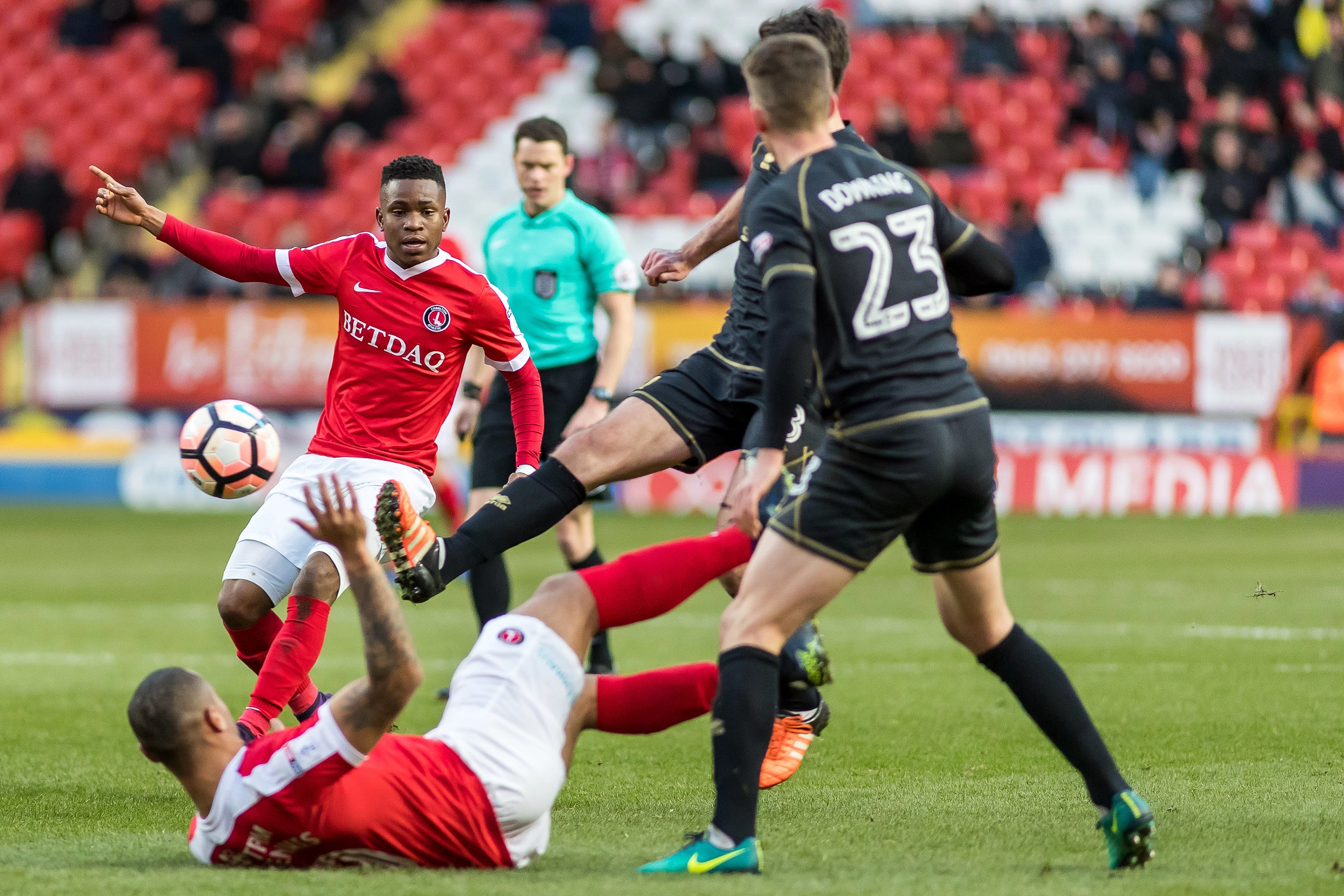 Canon EF 200mm F2.8L II USM sample photo. Charlton athletic vs mk dons - 3rd dec '16 photography
