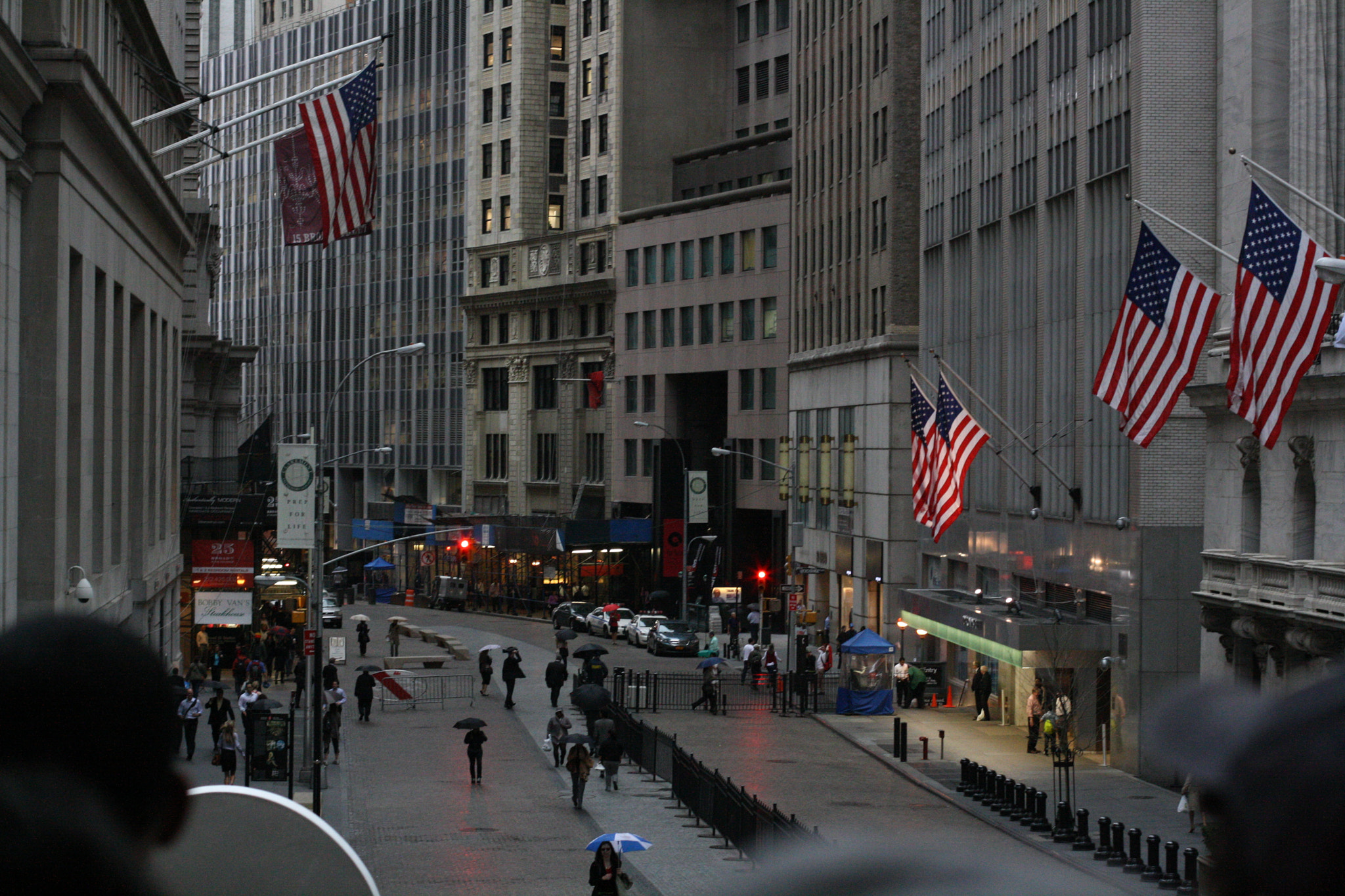 Canon EOS 1000D (EOS Digital Rebel XS / EOS Kiss F) sample photo. Wall street photography