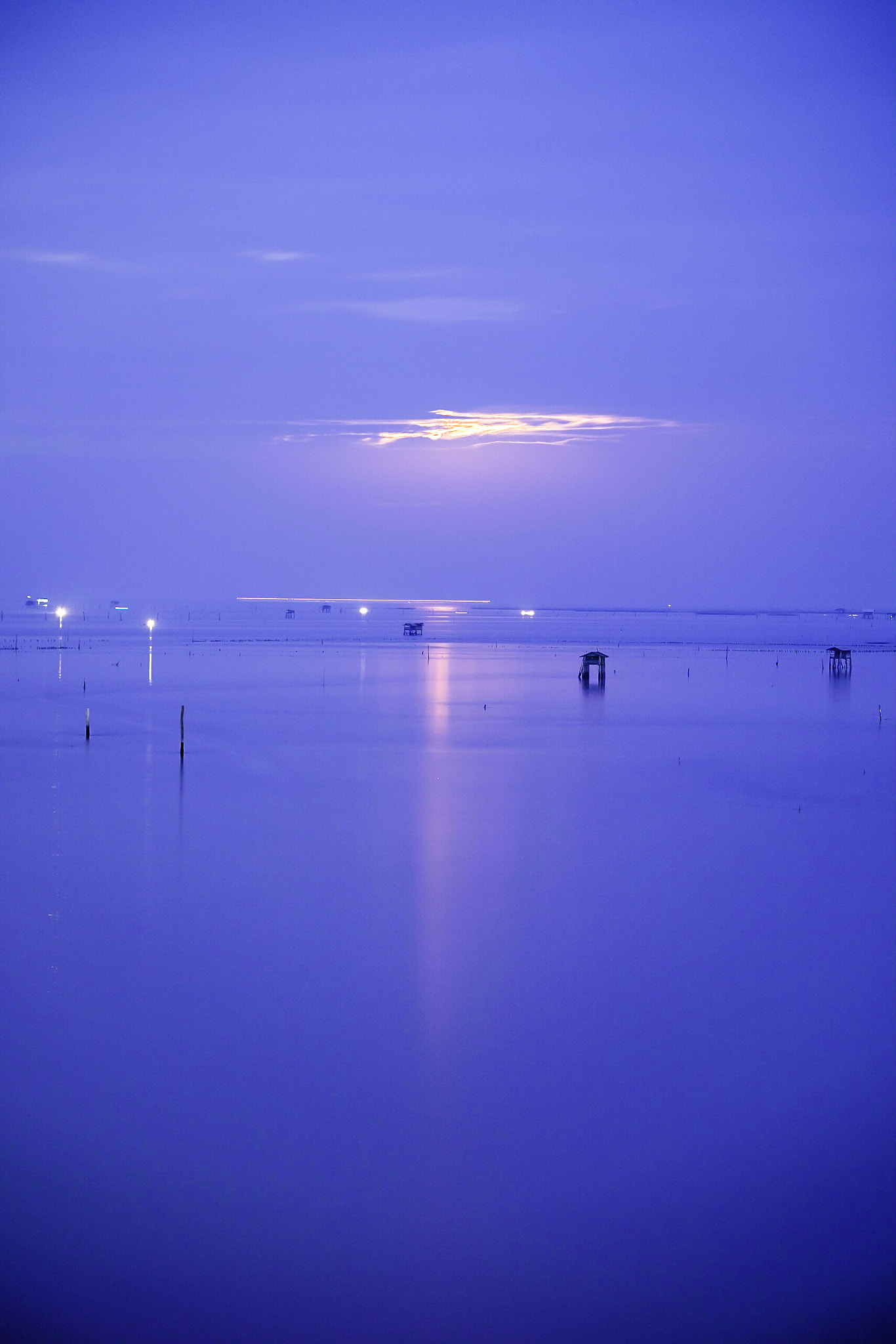 Fujifilm X-T10 + Fujifilm XF 50-140mm F2.8 R LM OIS WR sample photo. Moo rise from the sea photography