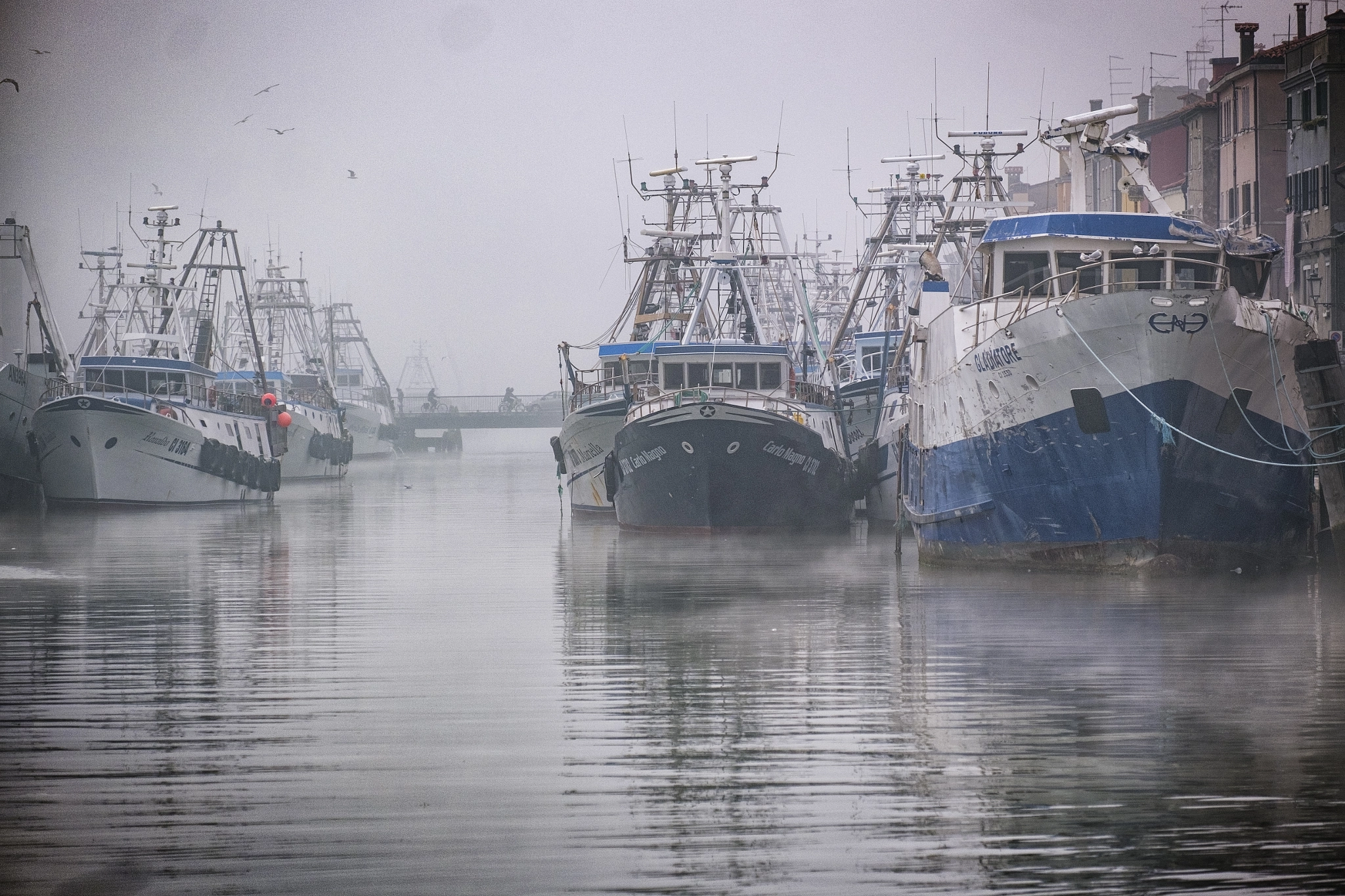 Fujifilm X-M1 + Fujifilm XF 55-200mm F3.5-4.8 R LM OIS sample photo. Boats in the fog photography