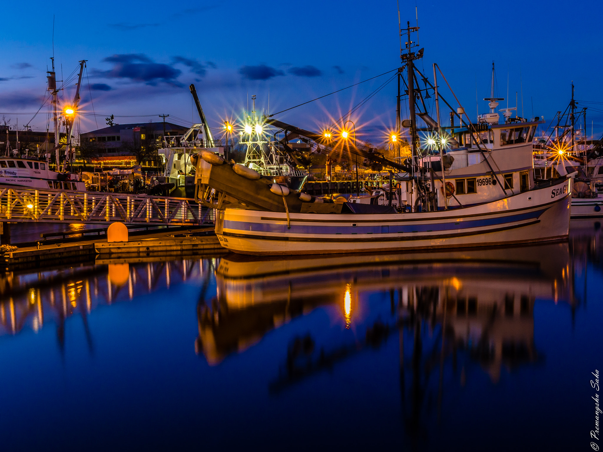Olympus OM-D E-M10 + LUMIX G 25/F1.7 sample photo. Blue hour at fishermen's terminal photography