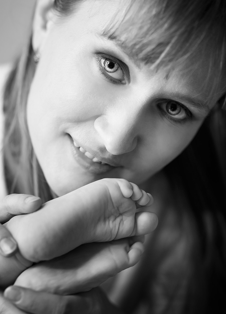Sigma 85mm F1.4 EX DG HSM sample photo. How long i have to persuade father for shooting with little feet. but mather agreed at once photography