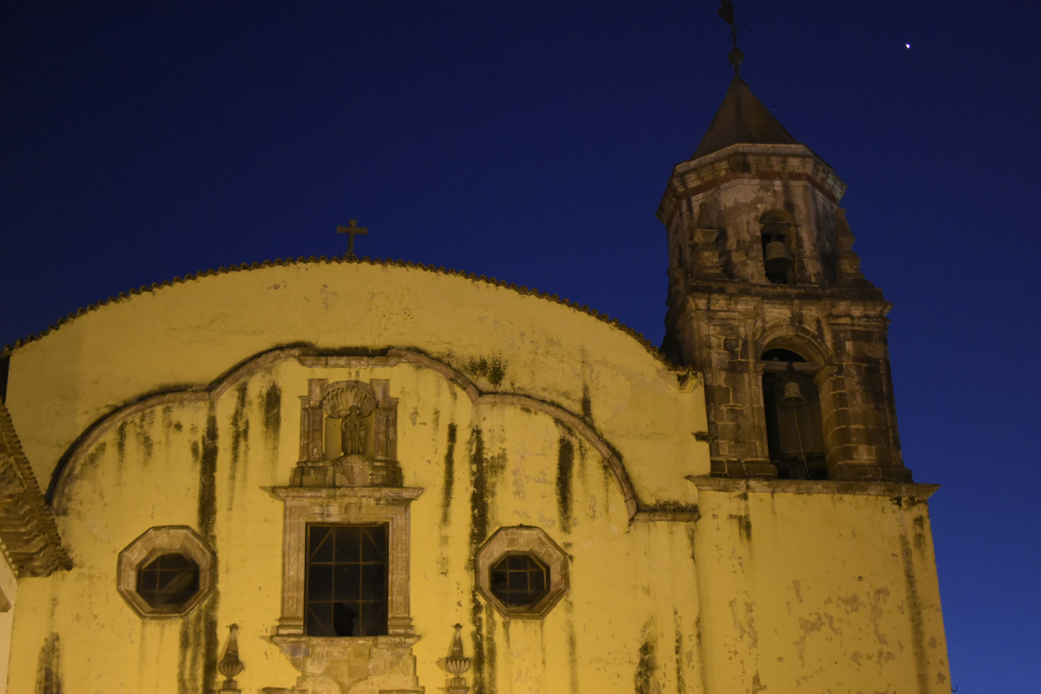 Nikon D3400 + Nikon AF-S DX Nikkor 35mm F1.8G sample photo. Iglesia antigua photography