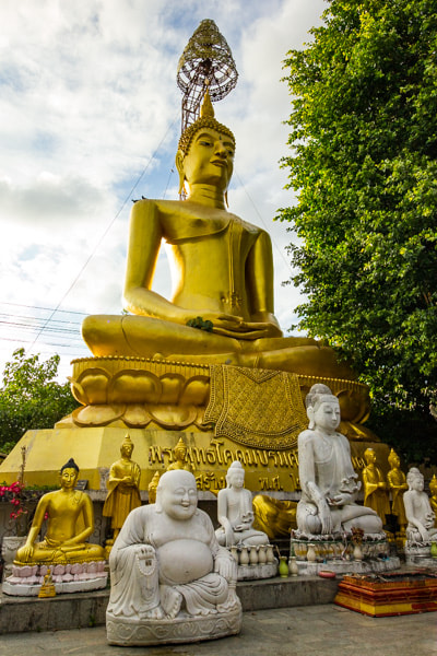 Canon EOS 550D (EOS Rebel T2i / EOS Kiss X4) + Sigma 8-16mm F4.5-5.6 DC HSM sample photo. Golden buddha in manee praison temple in mae sot. photography