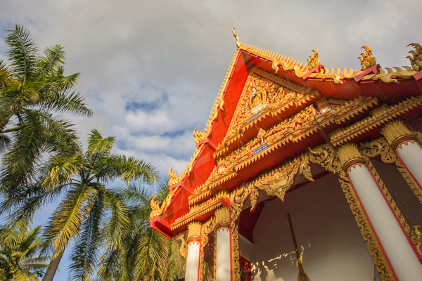 Canon EOS 550D (EOS Rebel T2i / EOS Kiss X4) + Sigma 8-16mm F4.5-5.6 DC HSM sample photo. Manee praison temple in mae sot, thailand. photography