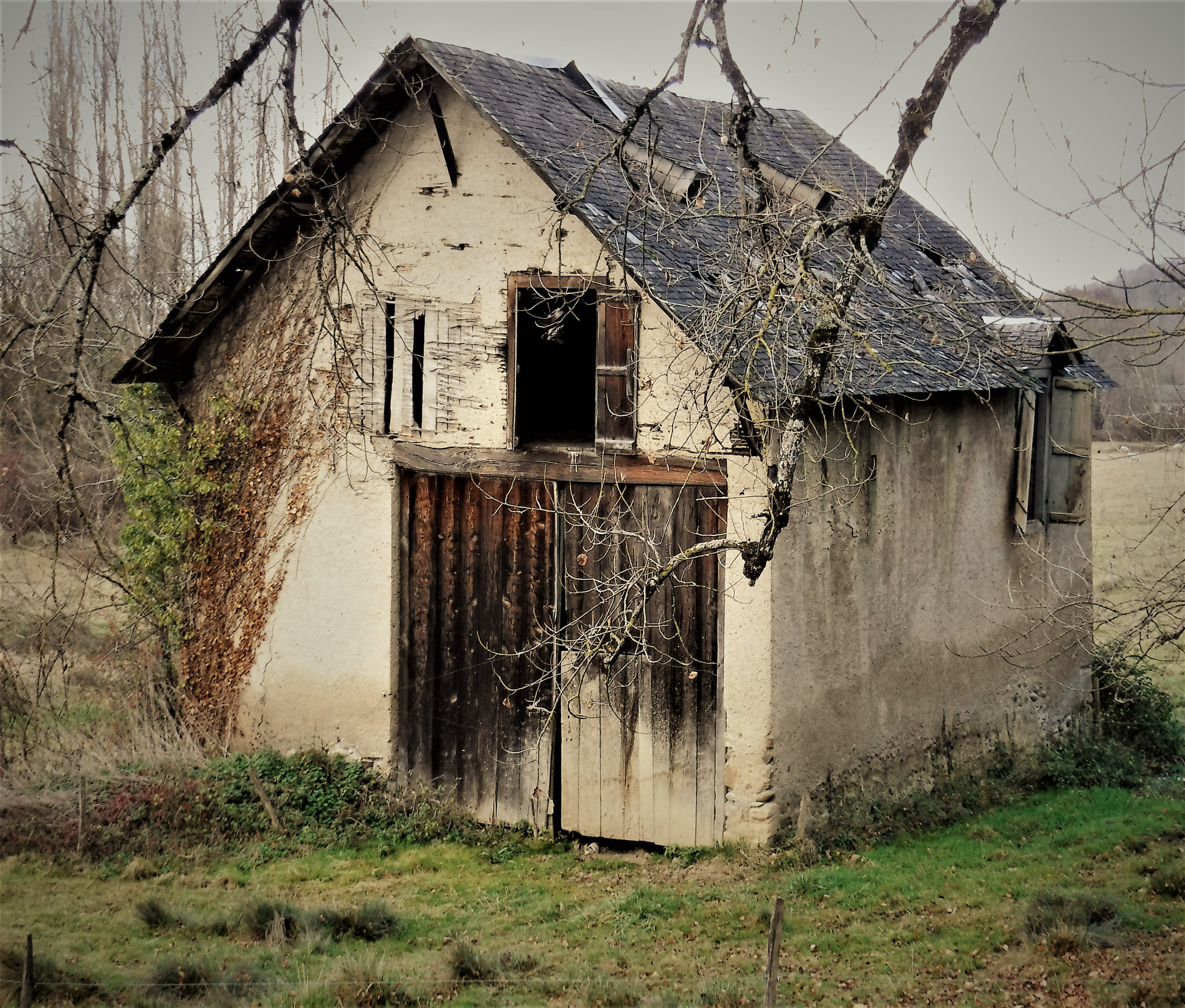 Fujifilm FinePix XP90 XP91 XP95 sample photo. The haunted barn color photography