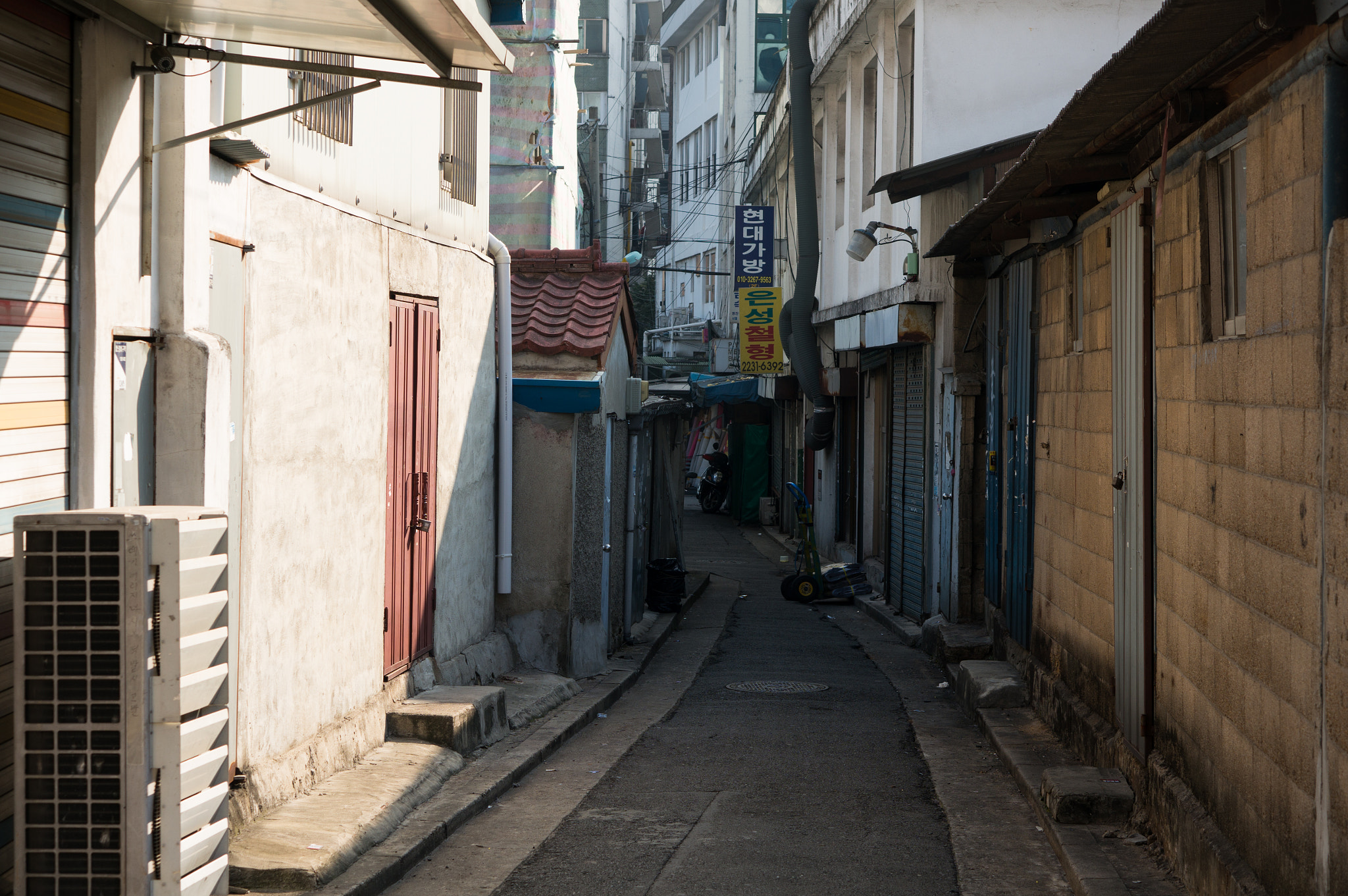Sony Alpha NEX-6 + E 50mm F1.8 OSS sample photo. Street photography