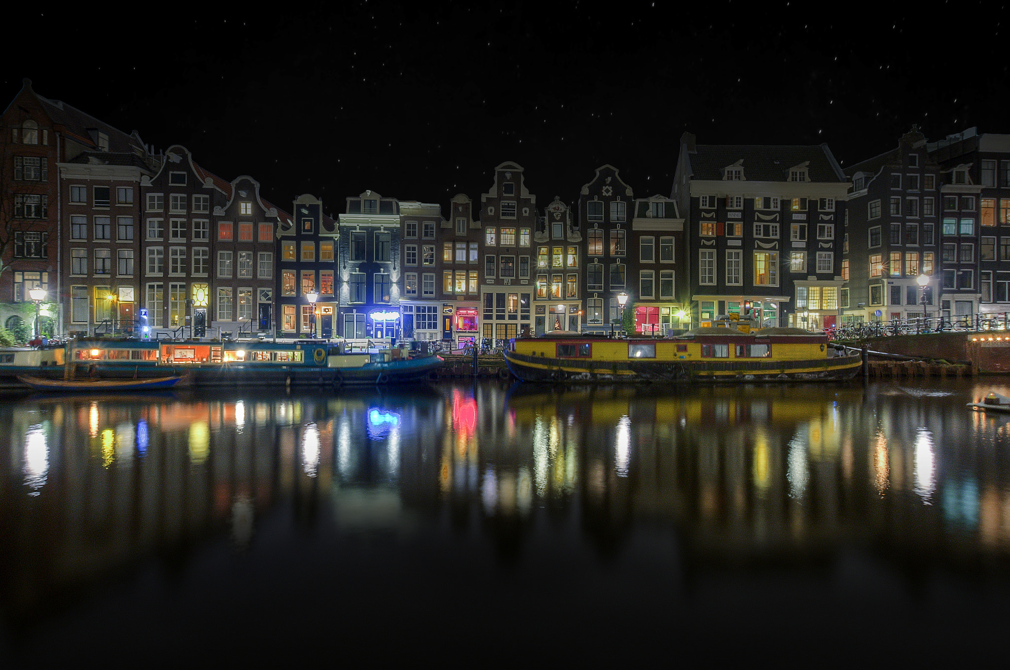 Sony a7R II + Sony E 10-18mm F4 OSS sample photo. Singel bij nacht photography