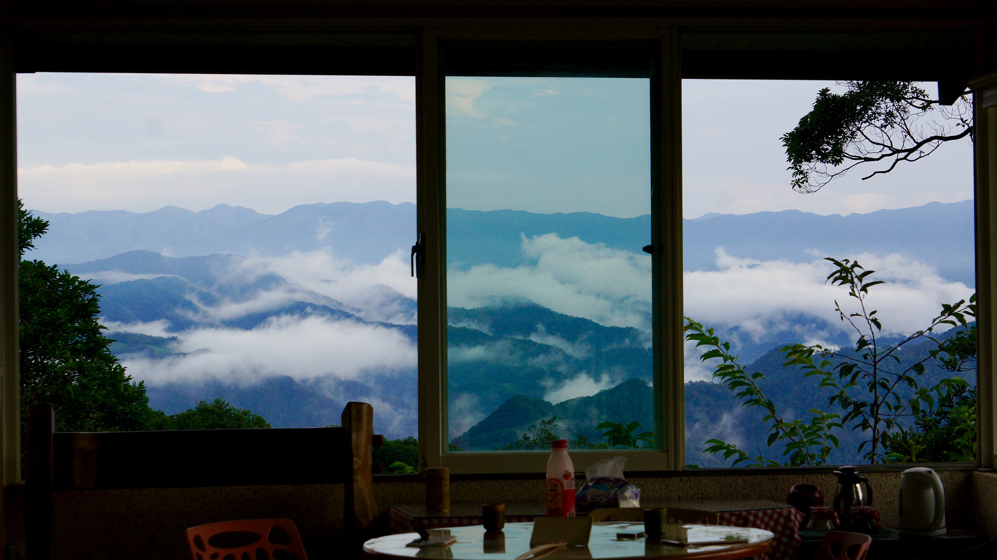 Sony E 55-210mm F4.5-6.3 OSS sample photo. Dining window photography