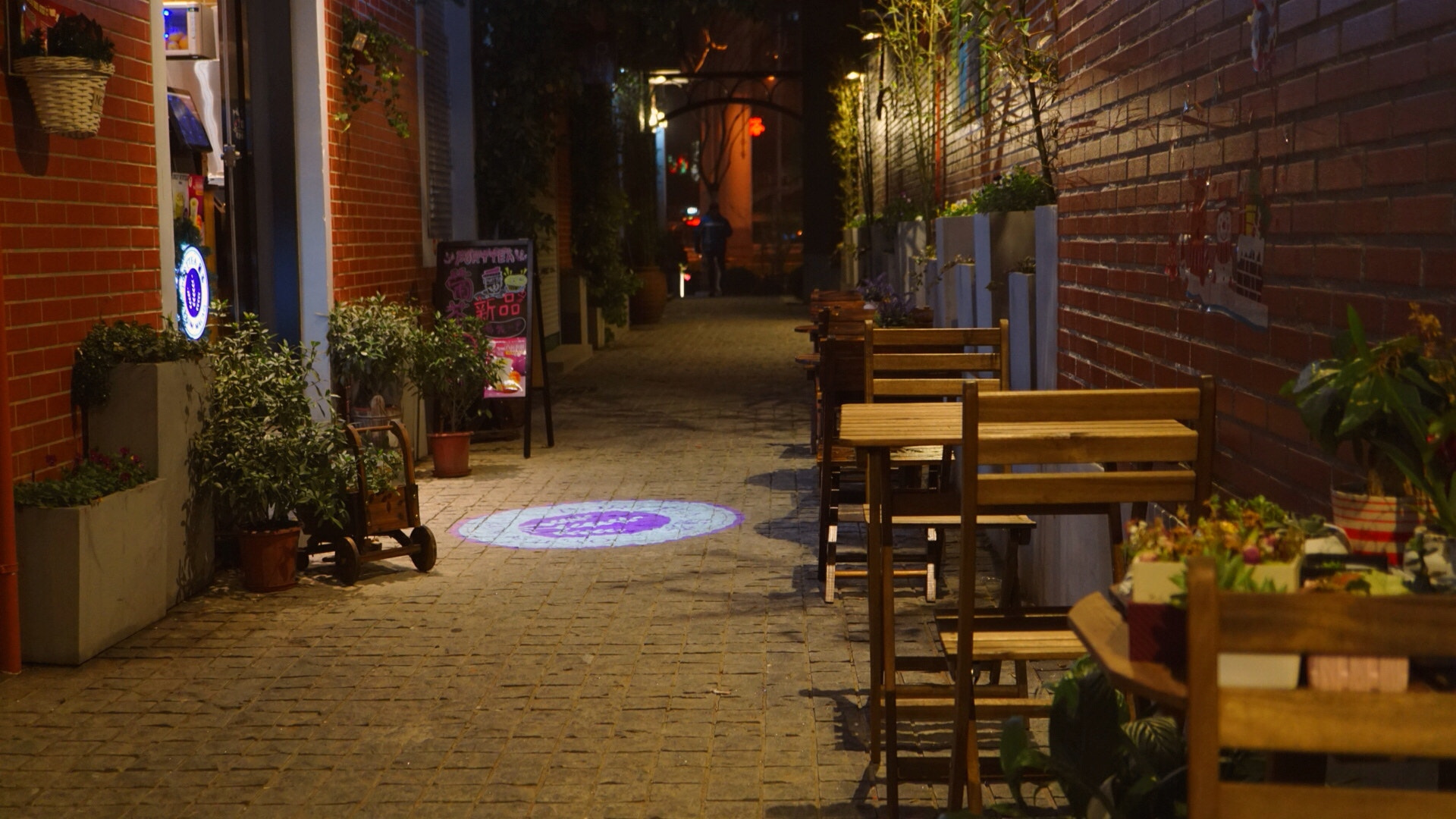 Sony a5100 + Sony E 30mm F3.5 sample photo. When walking last night shooting, the road deserted photography