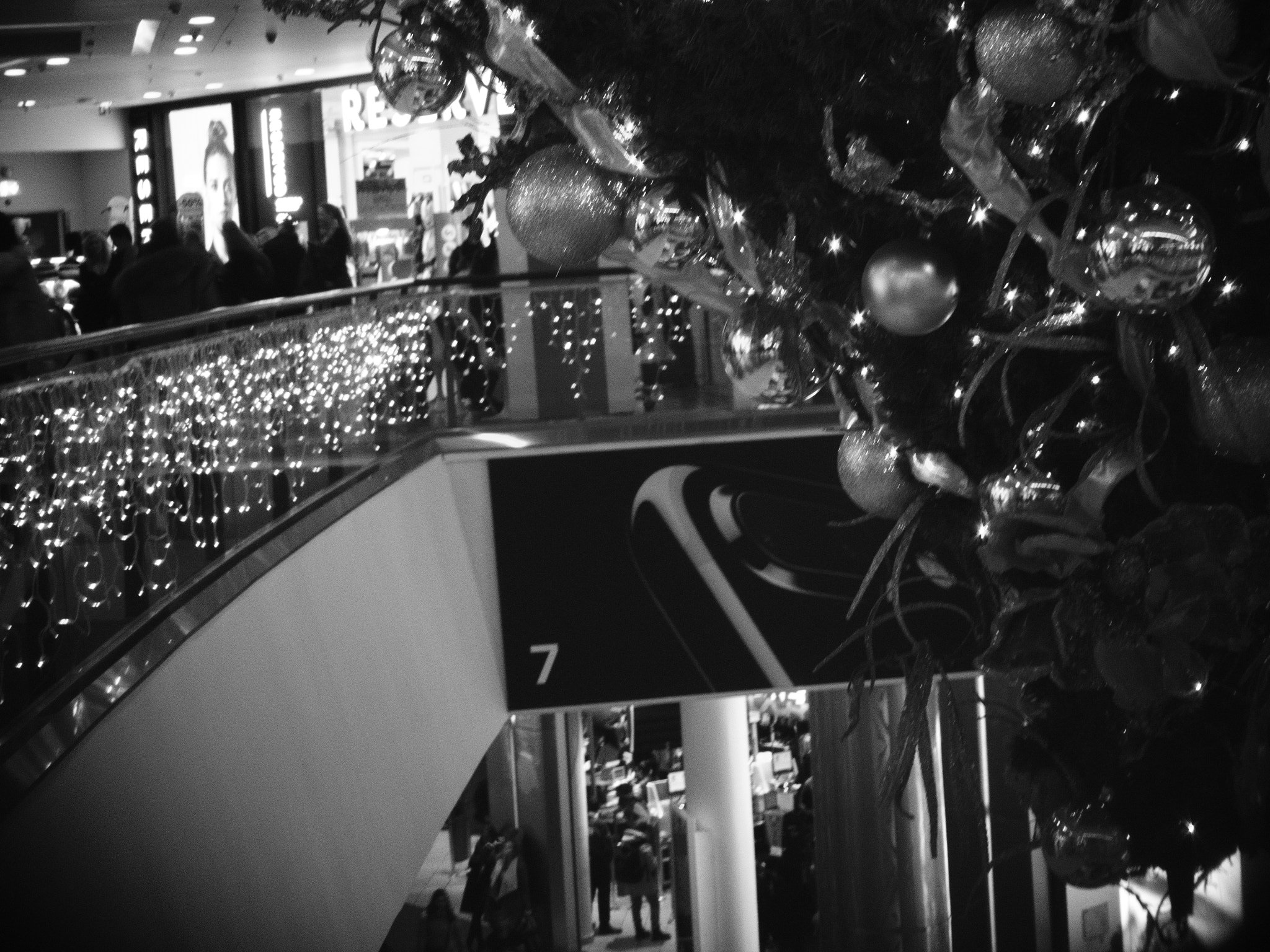 Olympus M.Zuiko Digital 14-42mm F3.5-5.6 II R sample photo. Gallery christmas decoration photography