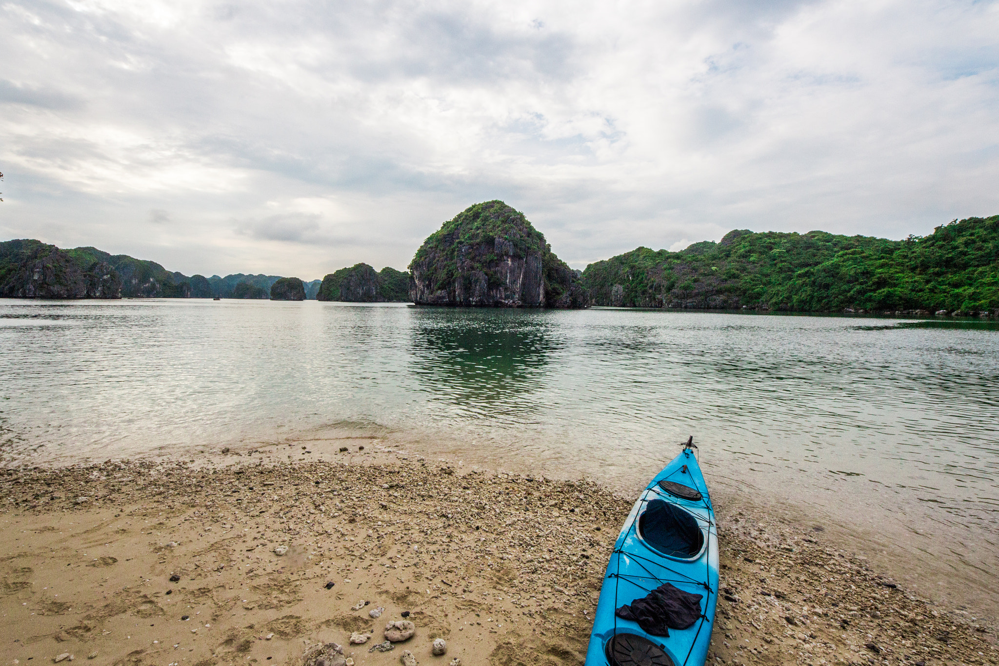 Canon EOS 600D (Rebel EOS T3i / EOS Kiss X5) + Sigma 8-16mm F4.5-5.6 DC HSM sample photo. Break in halong photography