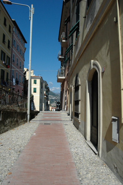Nikon D70 sample photo. Ventimiglia (im) - discesa porta marina photography