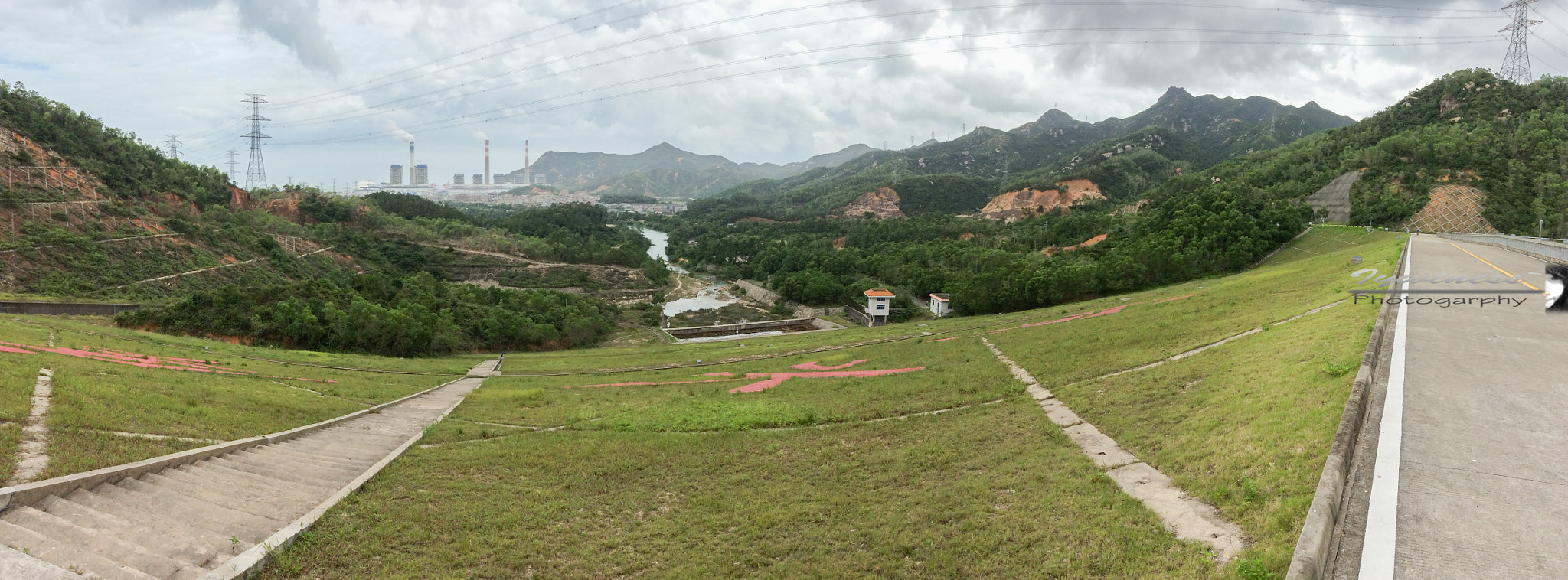 iPad mini 2 back camera 3.3mm f/2.4 sample photo. Grassland on reservior photography