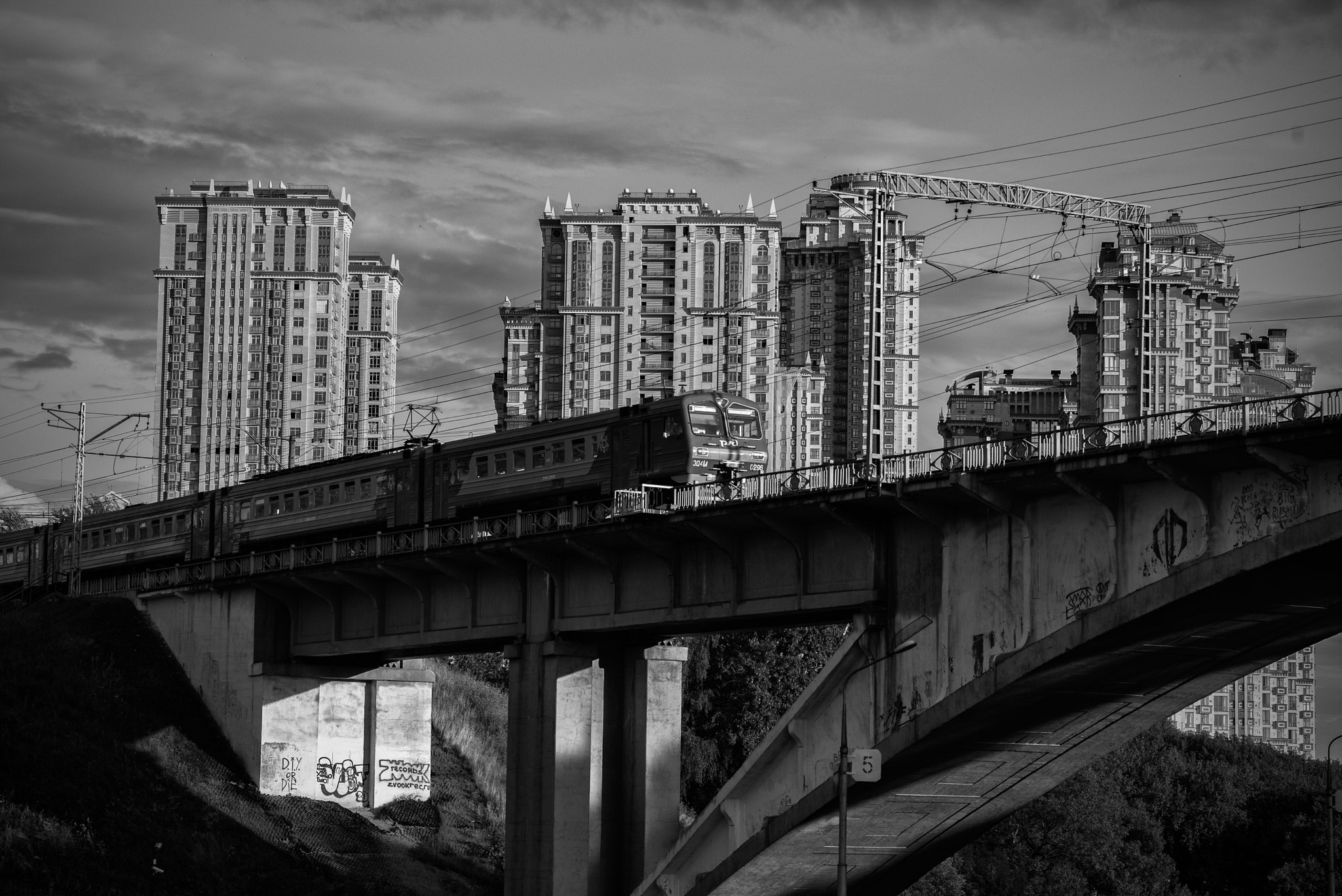 Leica APO-Summicron-M 90mm F2 ASPH sample photo. Railway bridge photography