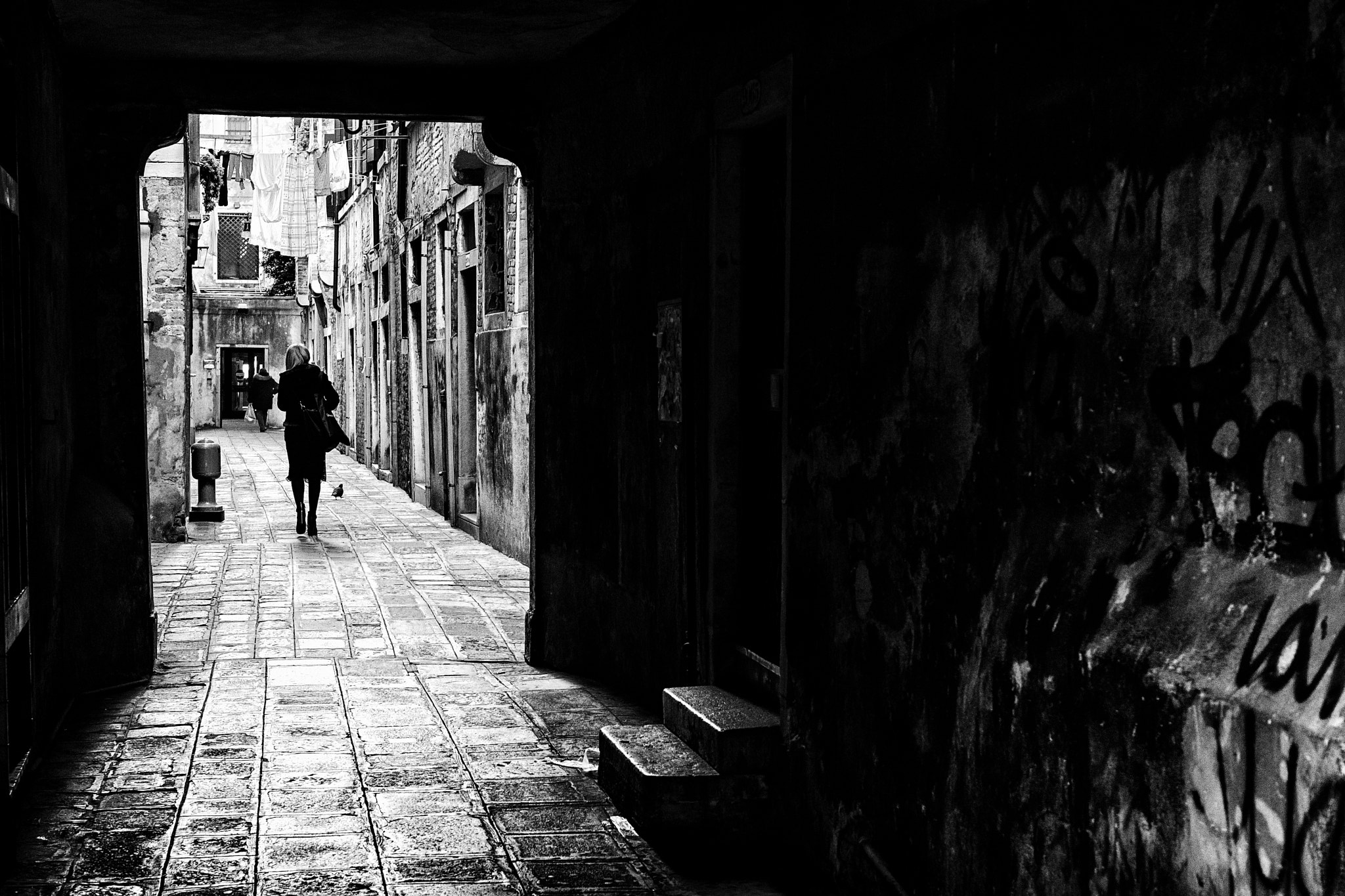 Canon EF 16-35mm F4L IS USM sample photo. Walking in venice photography