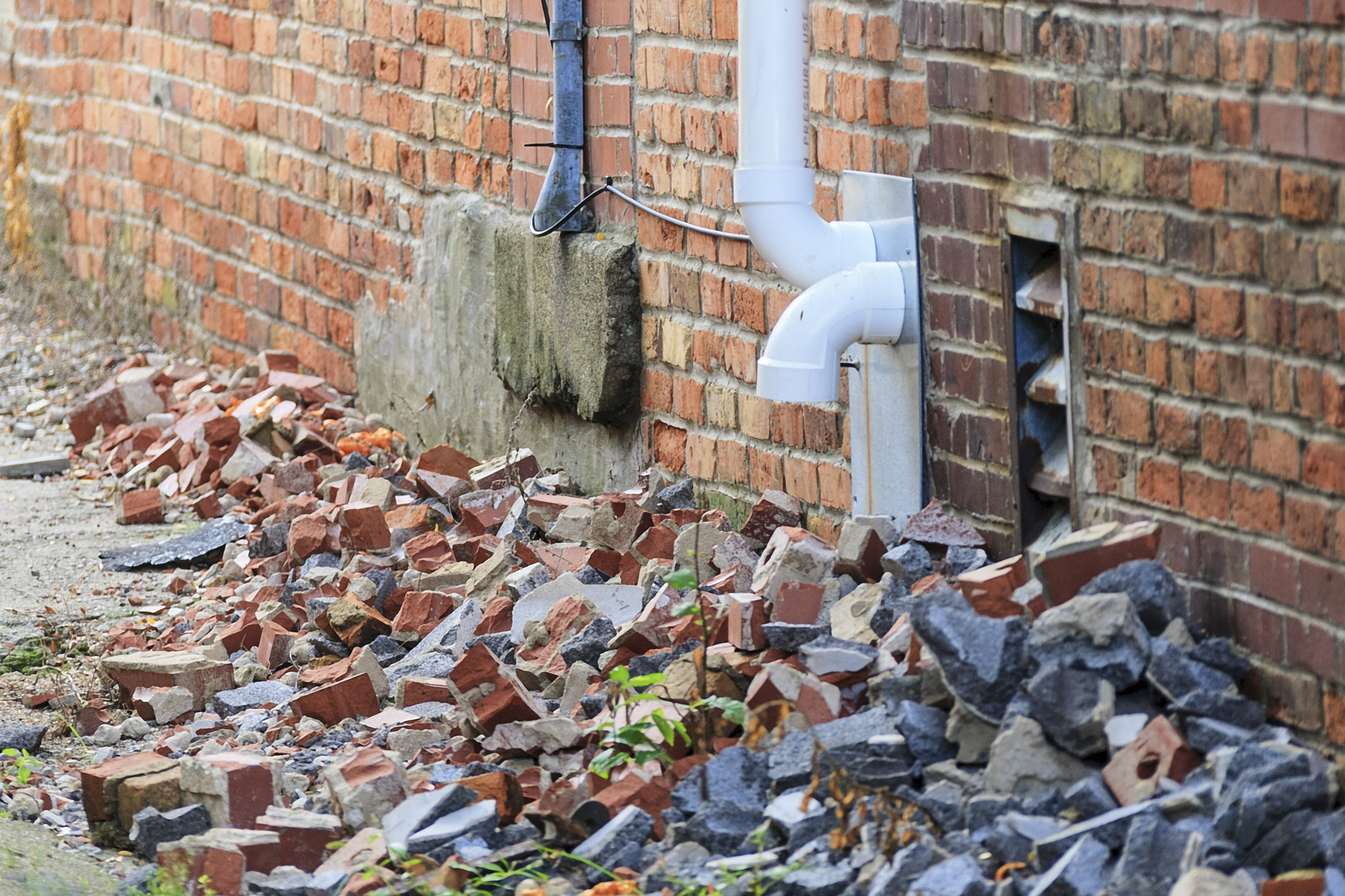 Canon EOS-1D Mark III sample photo. Things found in an alley photography