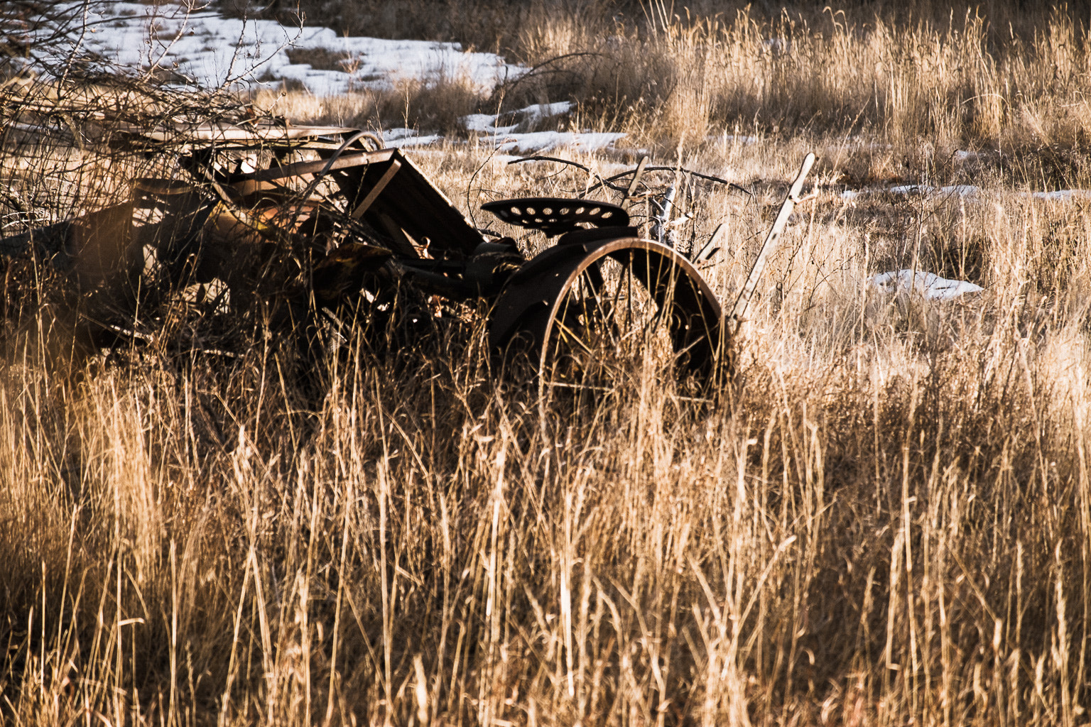 Fujifilm X-T10 + Fujifilm XC 50-230mm F4.5-6.7 OIS II sample photo. Abandoned farm equipment photography