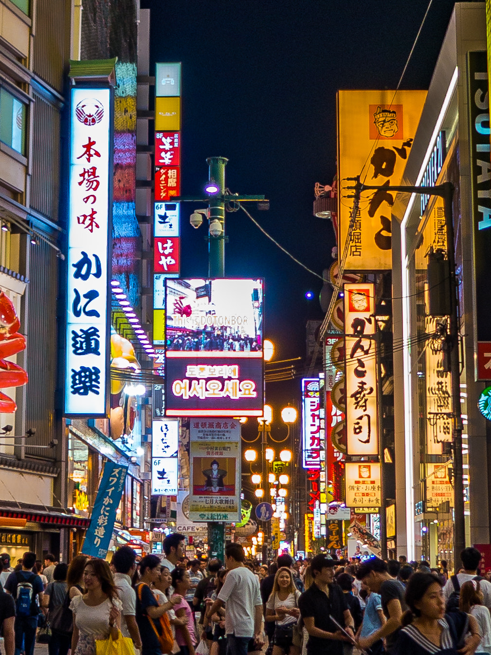 Olympus OM-D E-M10 + OLYMPUS M.12mm F2.0 sample photo. Dotonbori streets photography