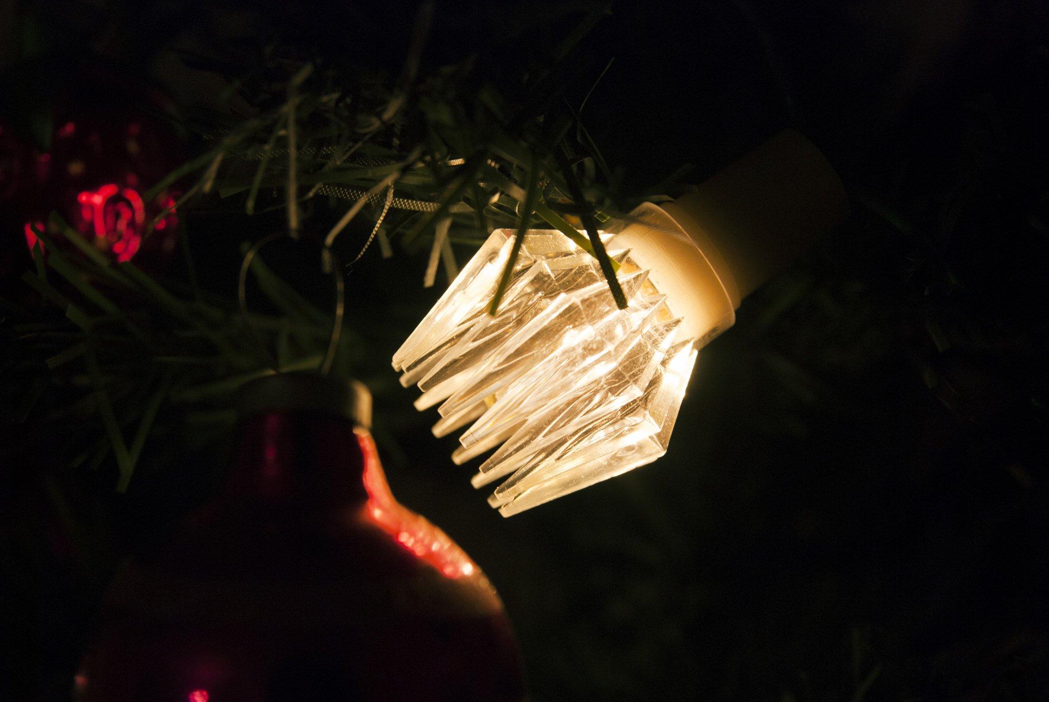 Nikon D40X + Sigma 18-50mm F2.8 EX DC Macro sample photo. Retro soviet lights garland on the christmas tree photography