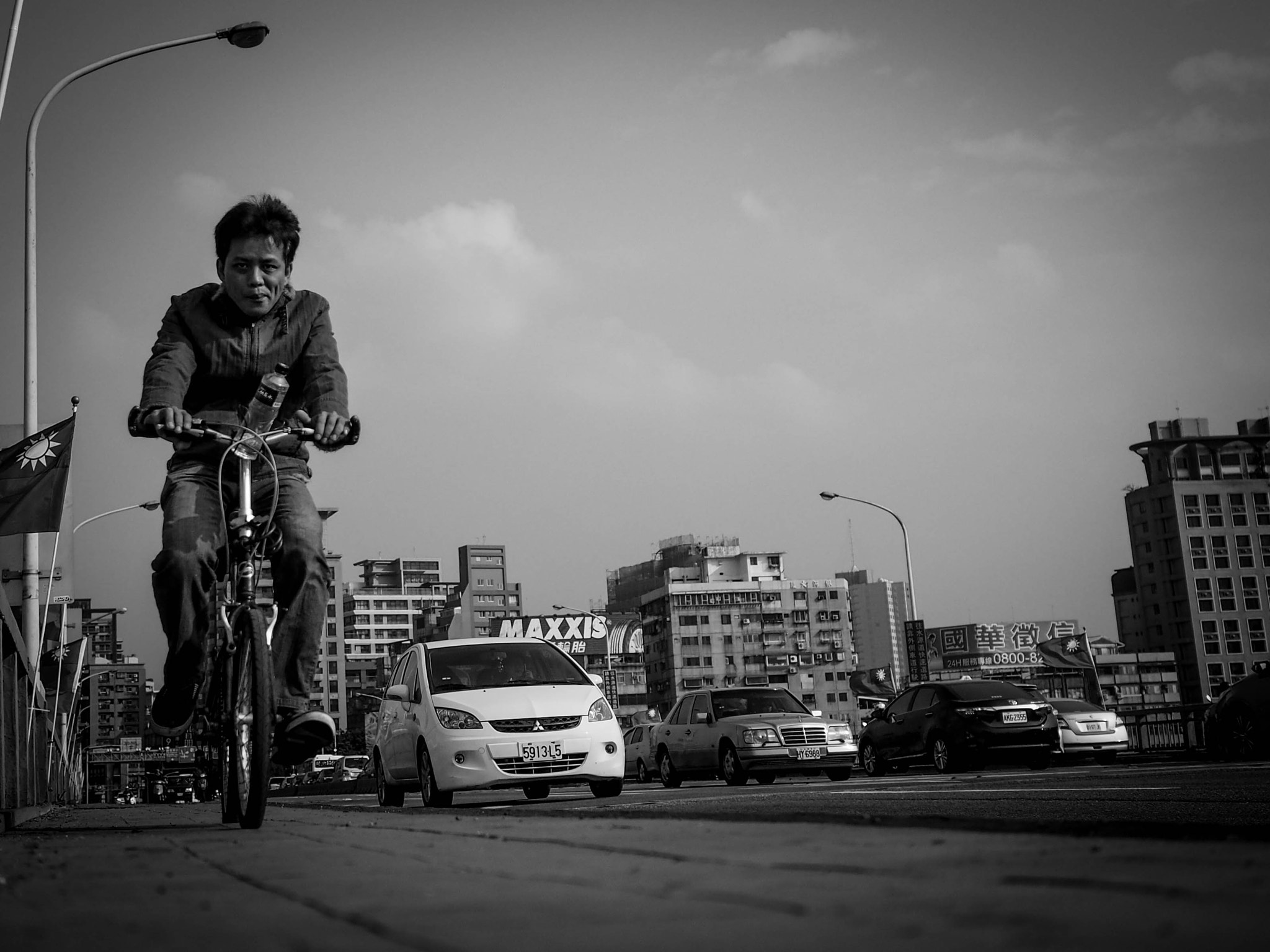 Olympus OM-D E-M5 II + Olympus M.Zuiko Digital 17mm F1.8 sample photo. Streets of taipei photography