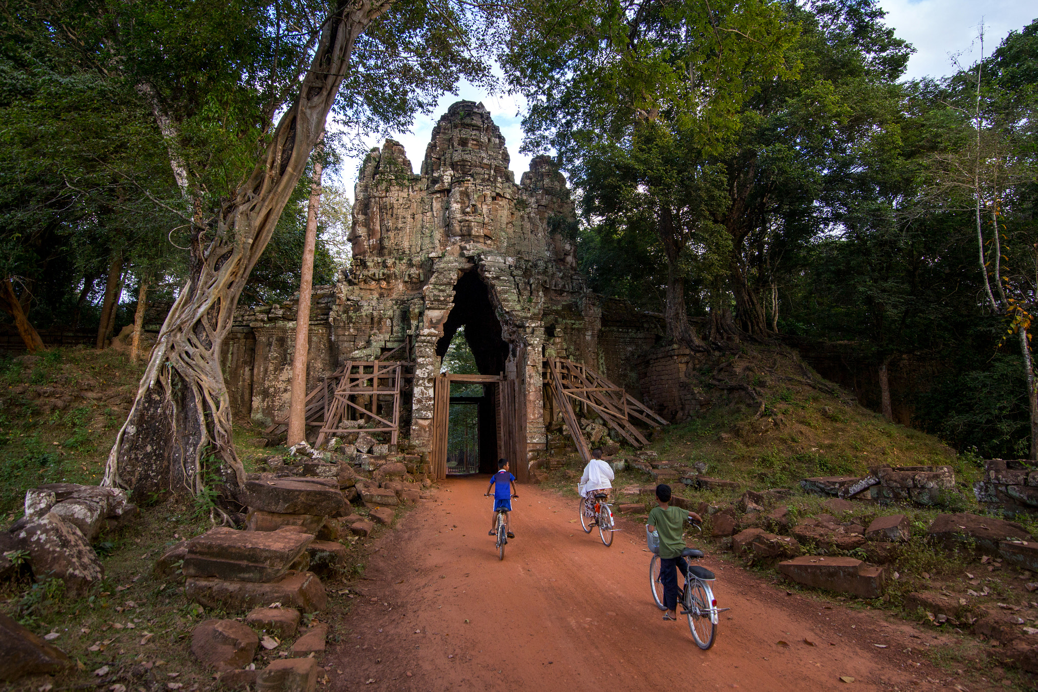 Canon EOS 6D + Tokina AT-X 11-20 F2.8 PRO DX Aspherical 11-20mm f/2.8 + 1.4x sample photo. West gate of angkor thom city photography