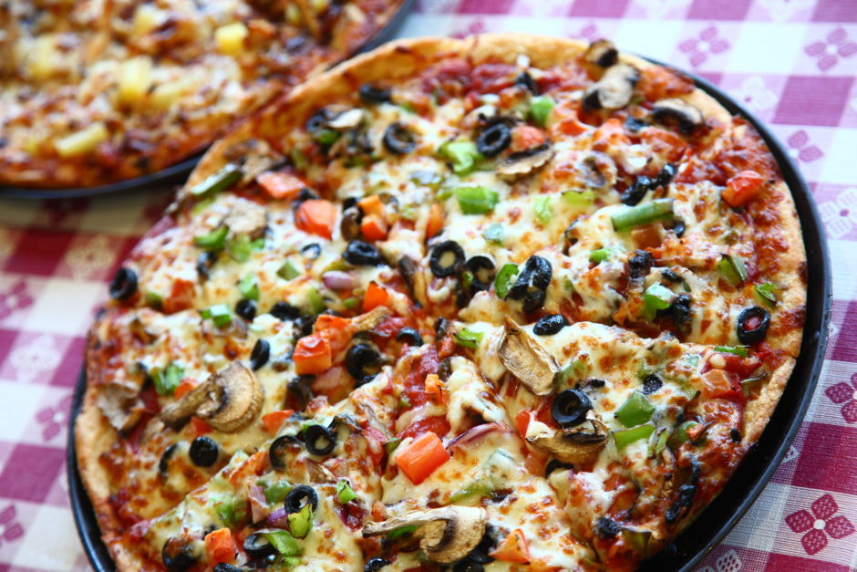 Canon EF 24-105mm F4L IS USM sample photo. Brizio pizza home of the original pan style pizza photography
