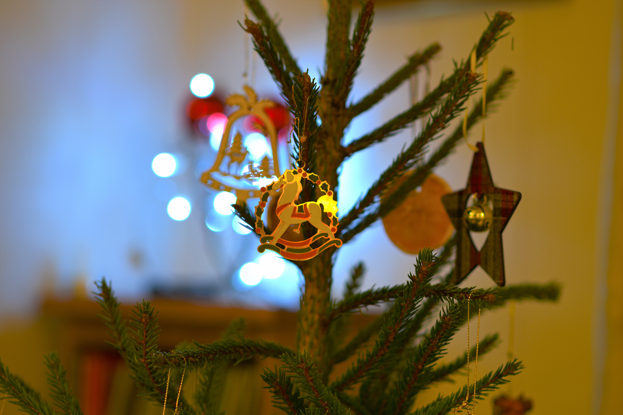 Nikon D3300 + Nikon AF-S Nikkor 85mm F1.8G sample photo. Xmas tree photography