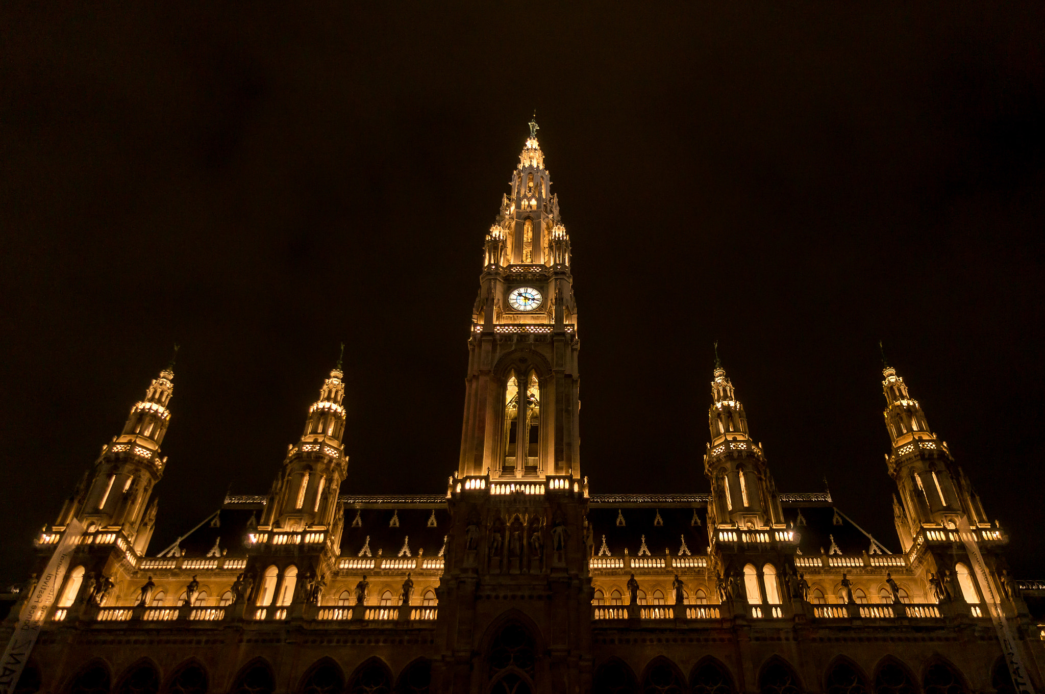 Sony Alpha NEX-6 + Sony E 10-18mm F4 OSS sample photo. Rathaus am abend photography