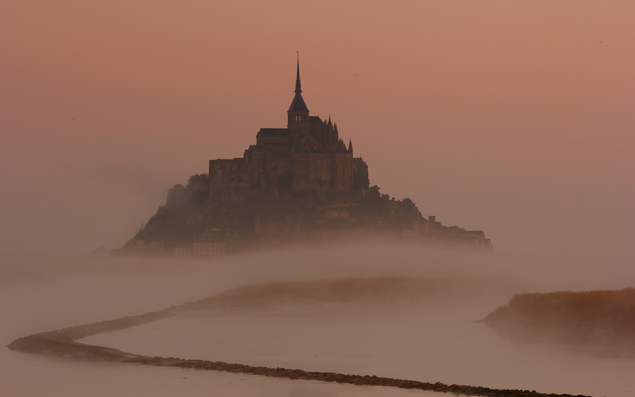 Canon EF 70-200mm F4L IS USM sample photo. La silueta rojiza de saint michel ii photography