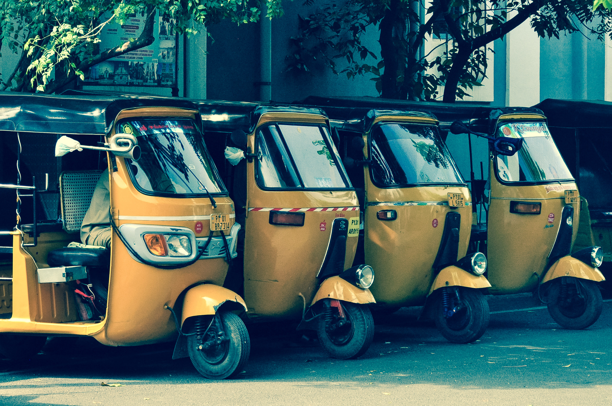 Nikon D5000 sample photo. Auto rickshaws photography