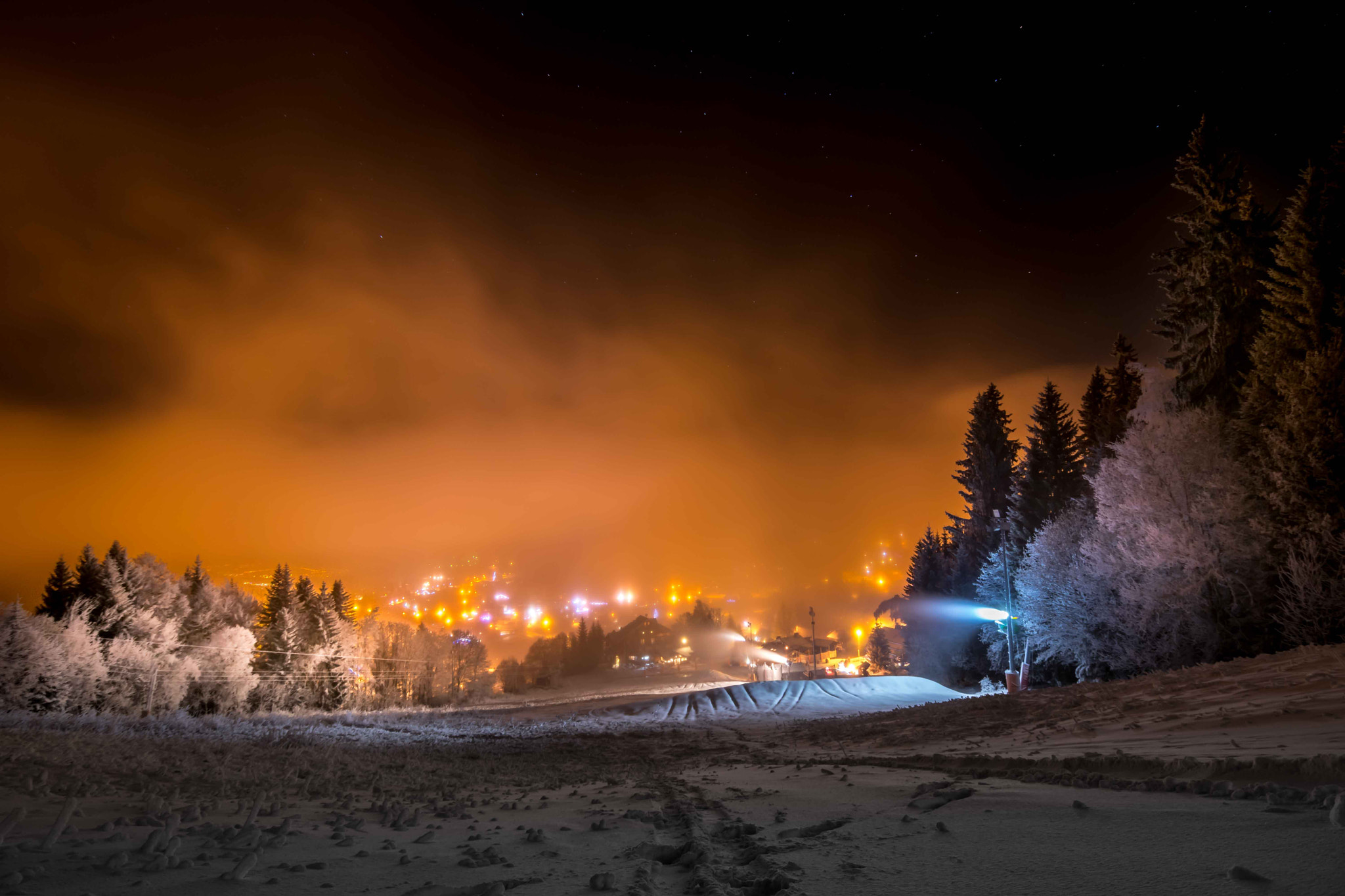 Nikon D5300 + Tokina AT-X 12-28mm F4 Pro DX sample photo. Snow and wind by night photography