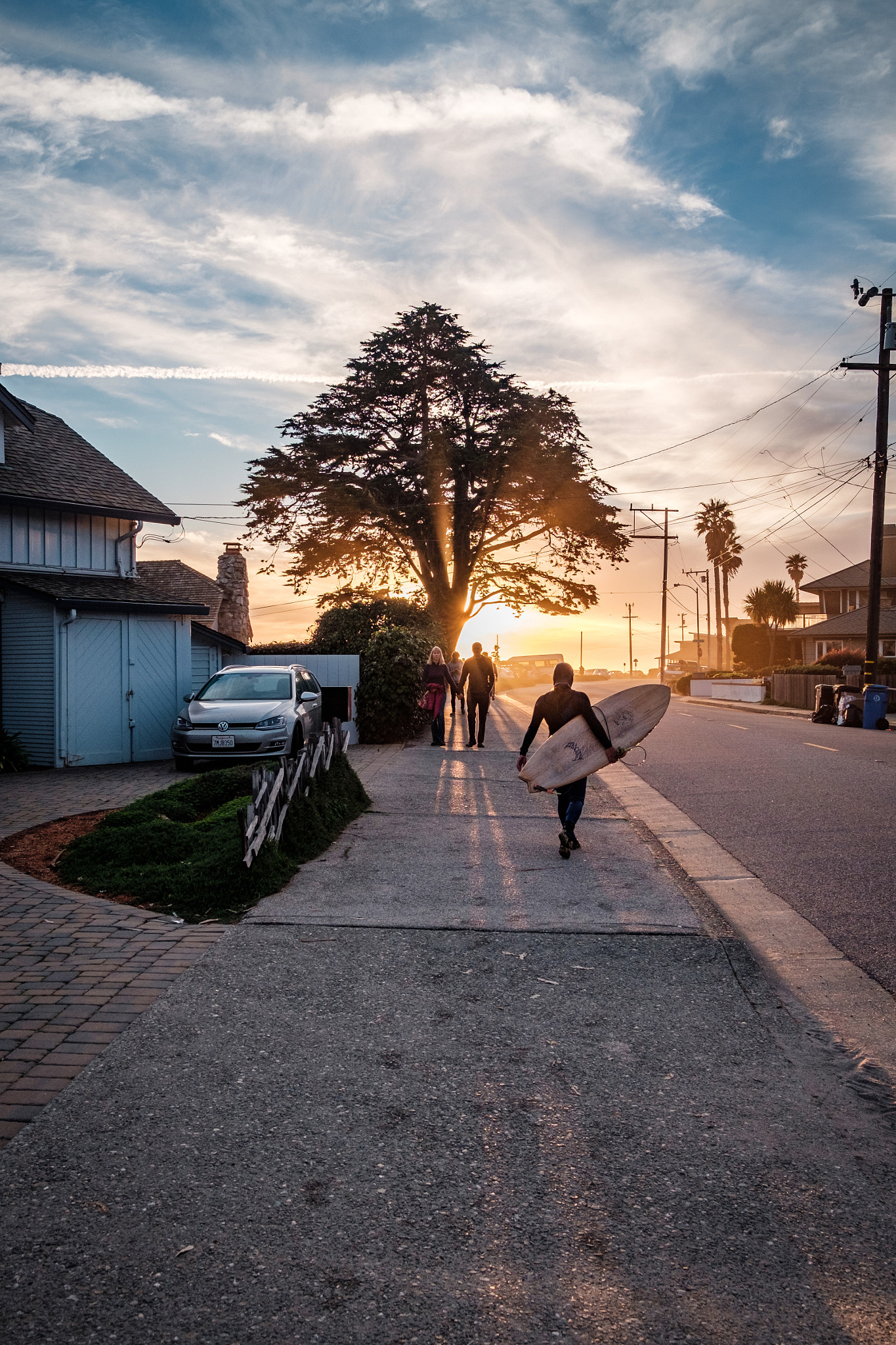 Fujifilm X-T10 + Fujifilm XF 23mm F2 R WR sample photo. Surfer walking down the west cliff drive in sc photography
