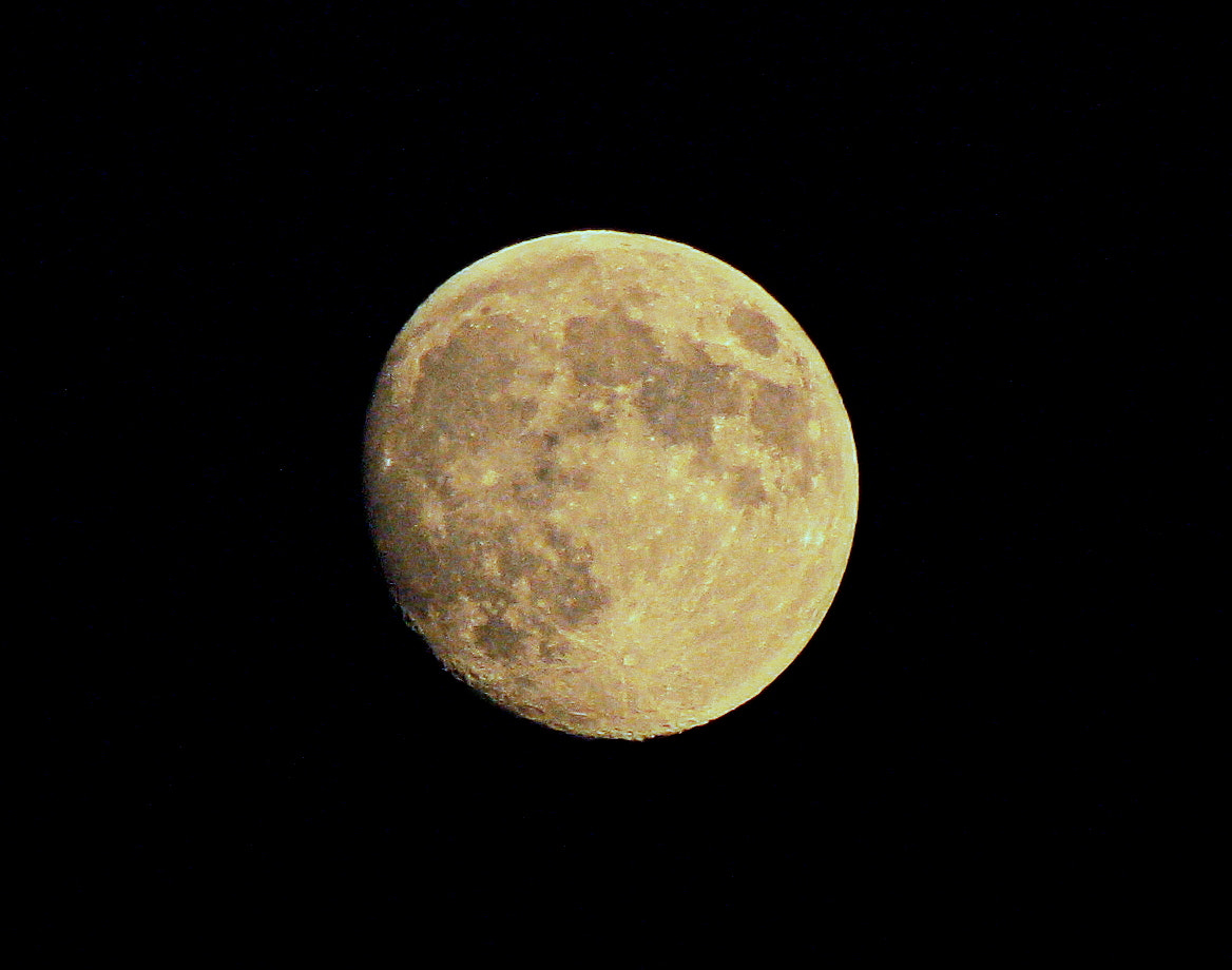 Canon EOS 1000D (EOS Digital Rebel XS / EOS Kiss F) + Canon EF 75-300mm f/4-5.6 USM sample photo. Moon photography