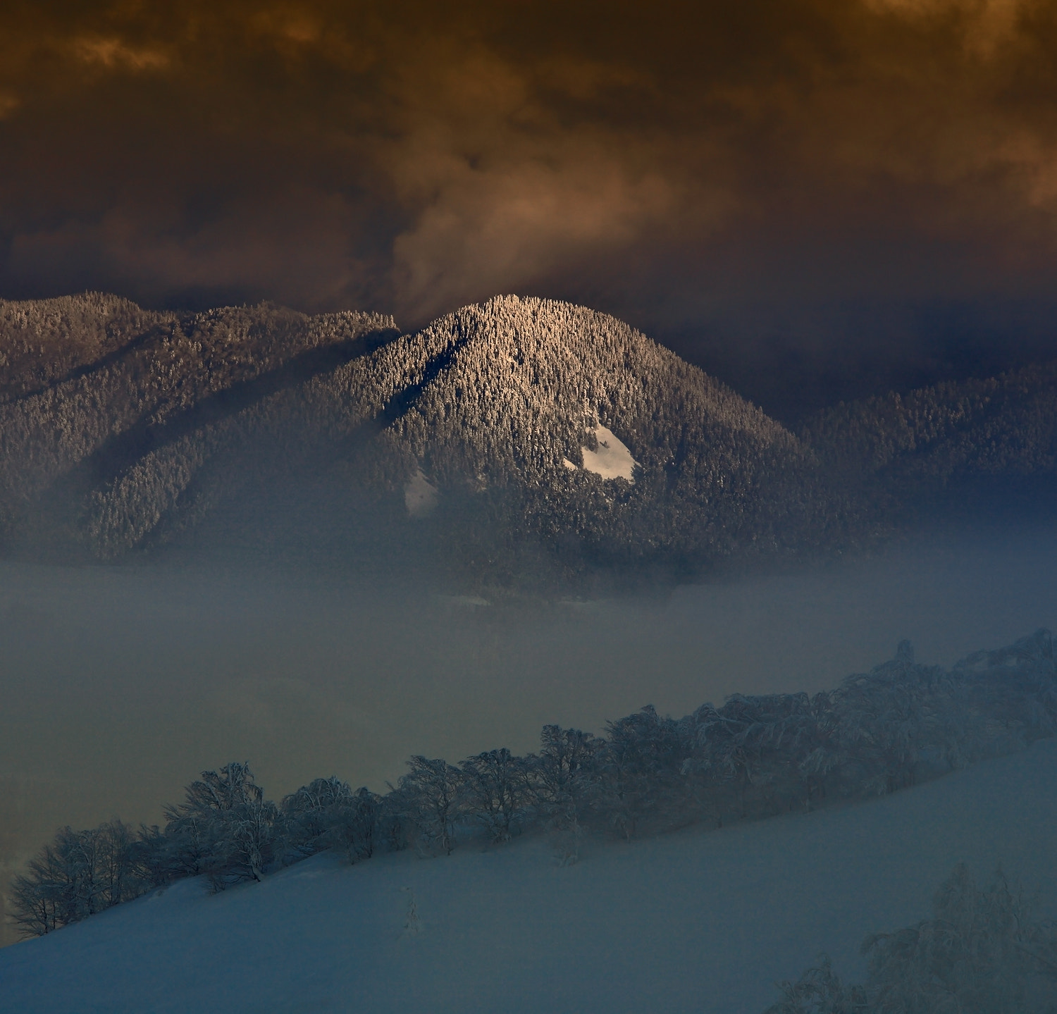 Canon EOS 5D + Tamron SP AF 70-200mm F2.8 Di LD (IF) MACRO sample photo. Mountains covered with clouds photography