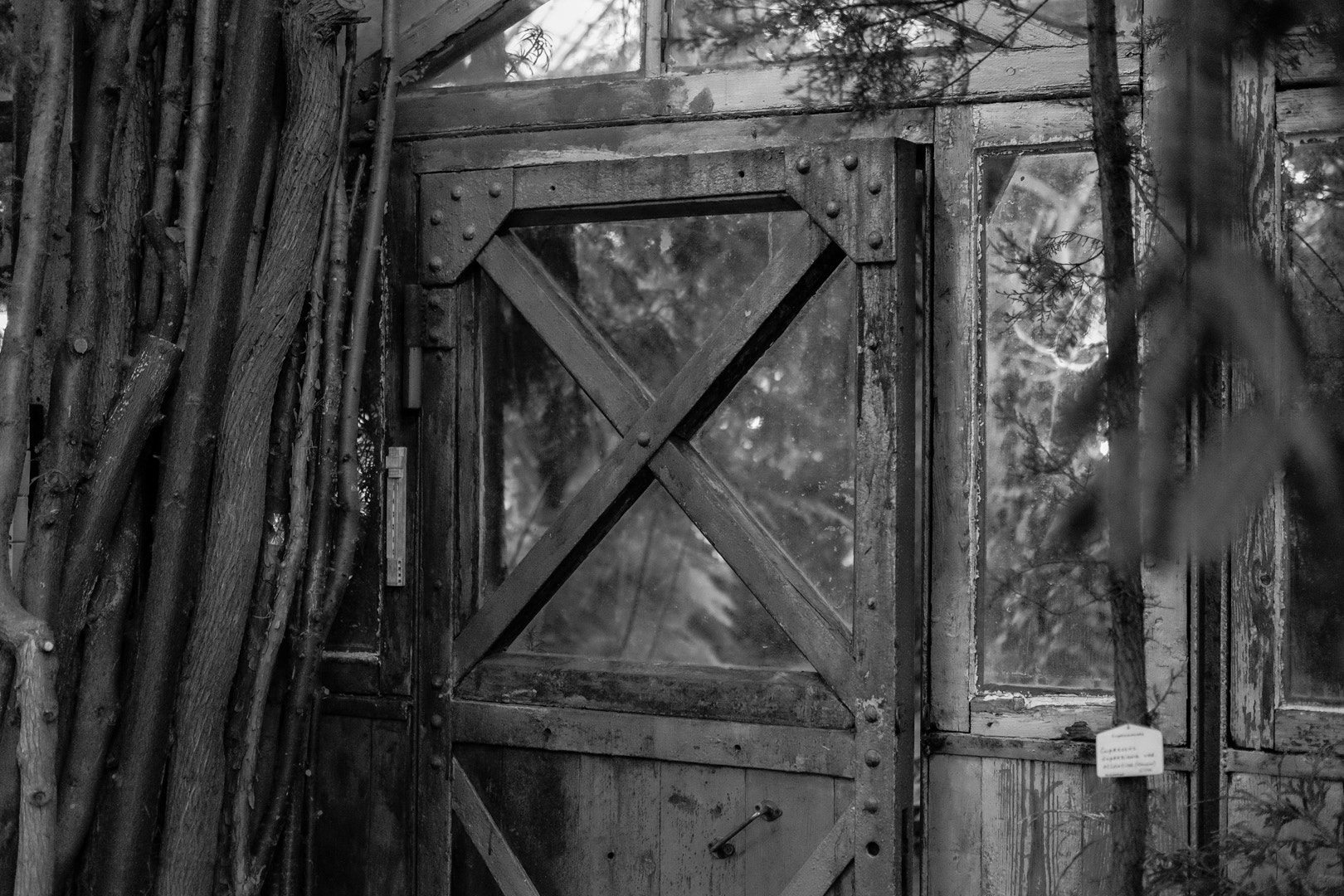 Fujifilm X-E2 + Fujifilm XF 35mm F2 R WR sample photo. Greenhouse door photography