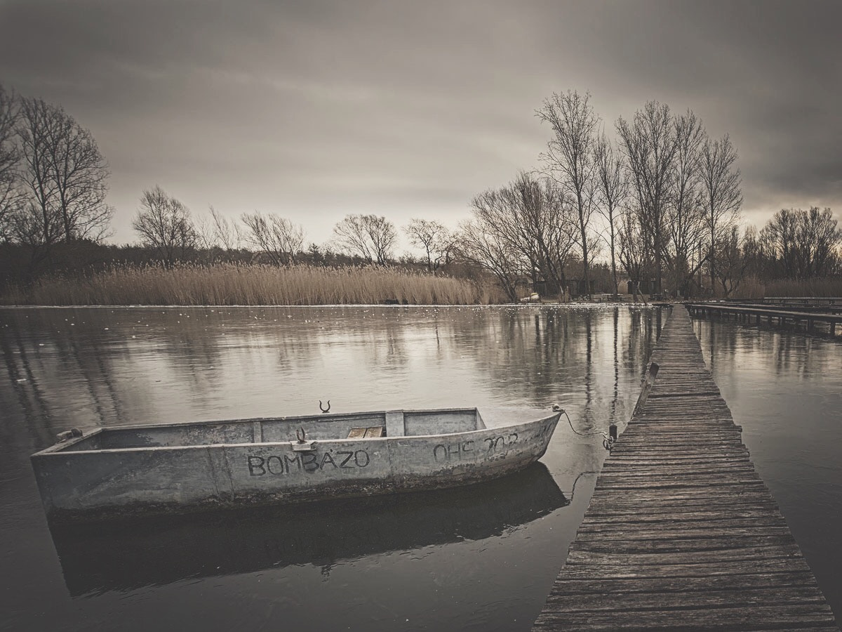 Nikon D5200 + Sigma 10-20mm F3.5 EX DC HSM sample photo. Lonely boat photography