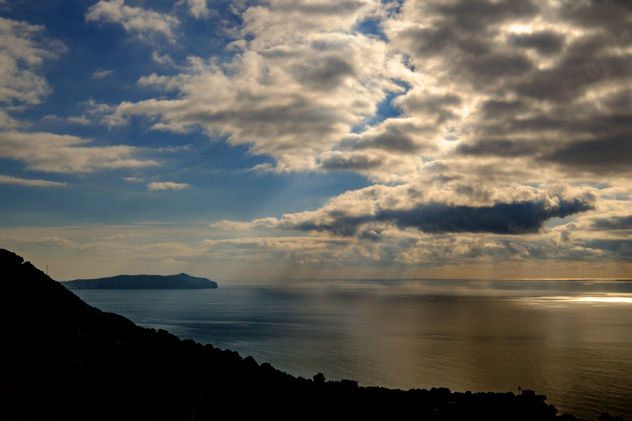 Fujifilm X-T10 + Fujifilm XF 10-24mm F4 R OIS sample photo. Clouds and rays photography