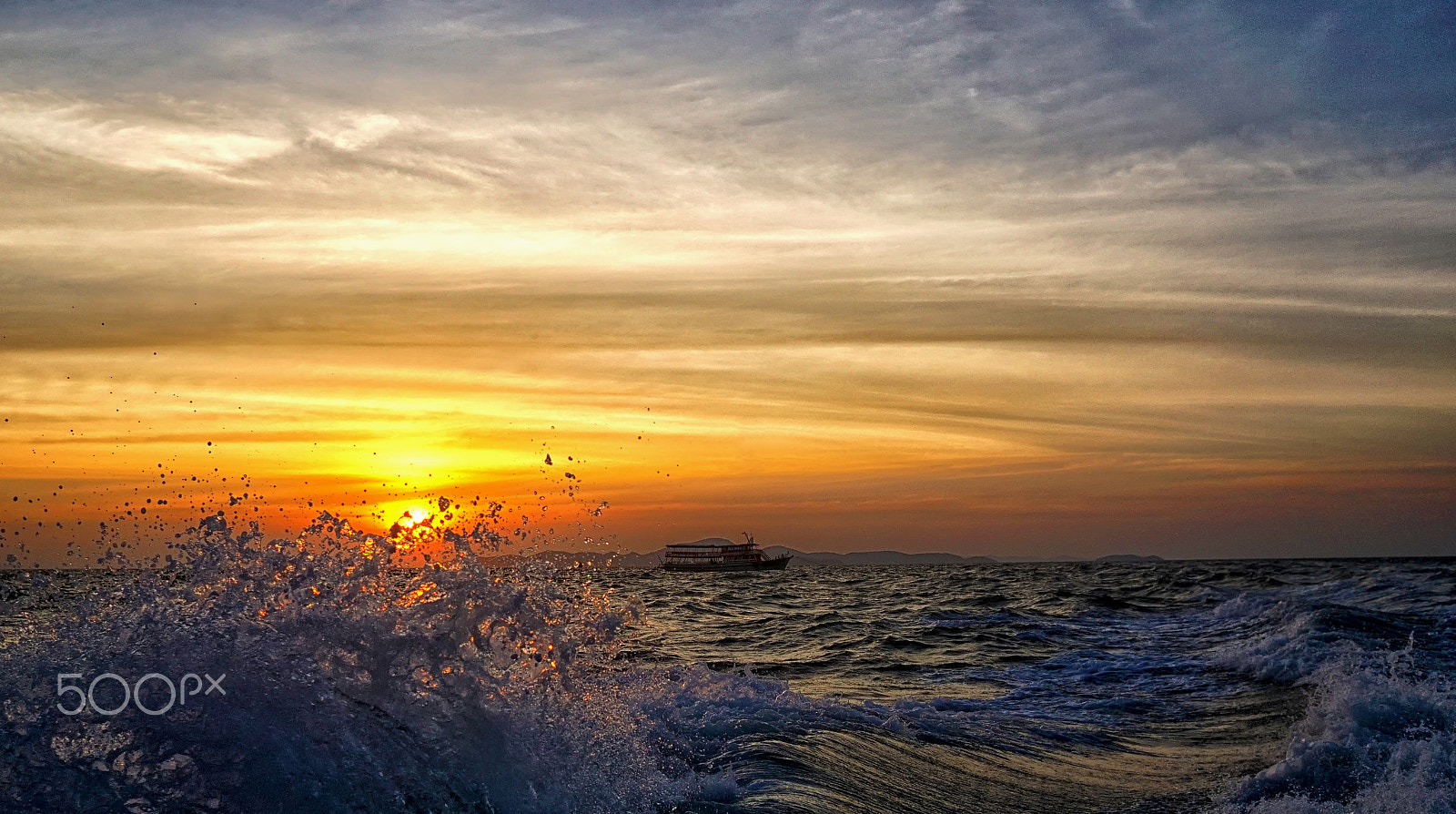 Sony a5100 + Sigma 19mm F2.8 EX DN sample photo. Sunset speedboat 3 photography