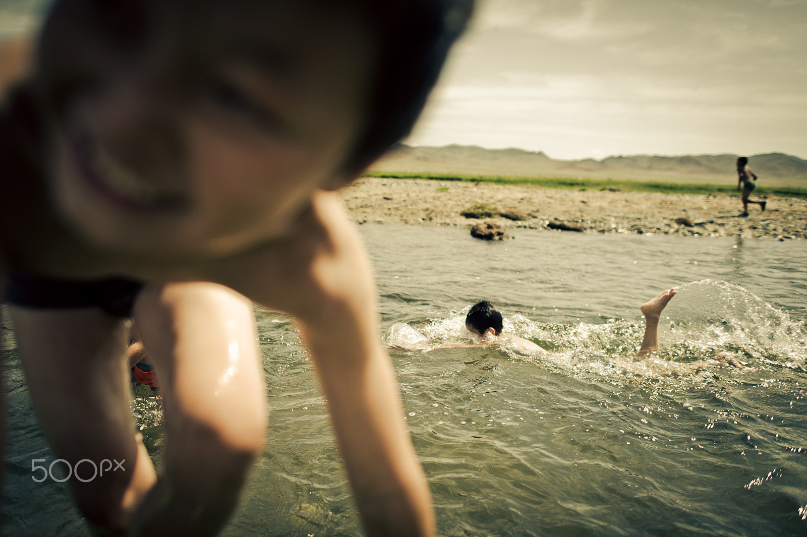 Nikon D700 + Nikon AF-S Nikkor 24mm F1.4G ED sample photo. Kids in a river photography