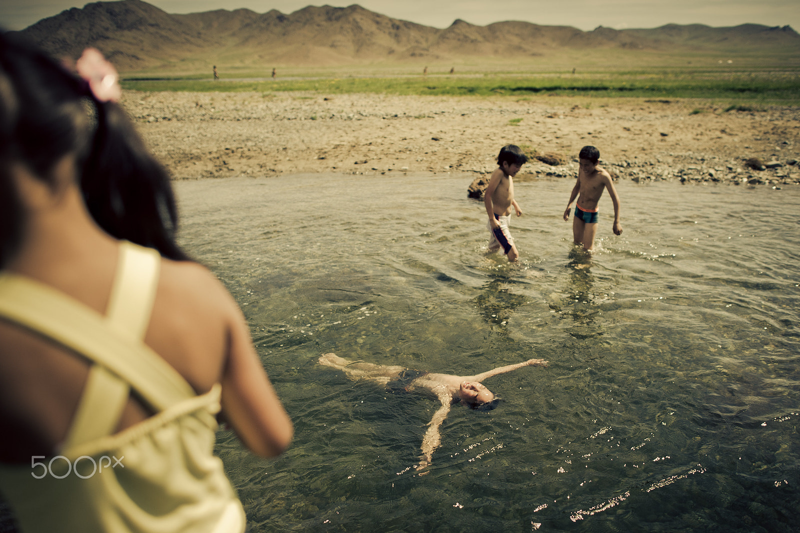 Nikon D700 + Nikon AF-S Nikkor 24mm F1.4G ED sample photo. Kids in a river photography